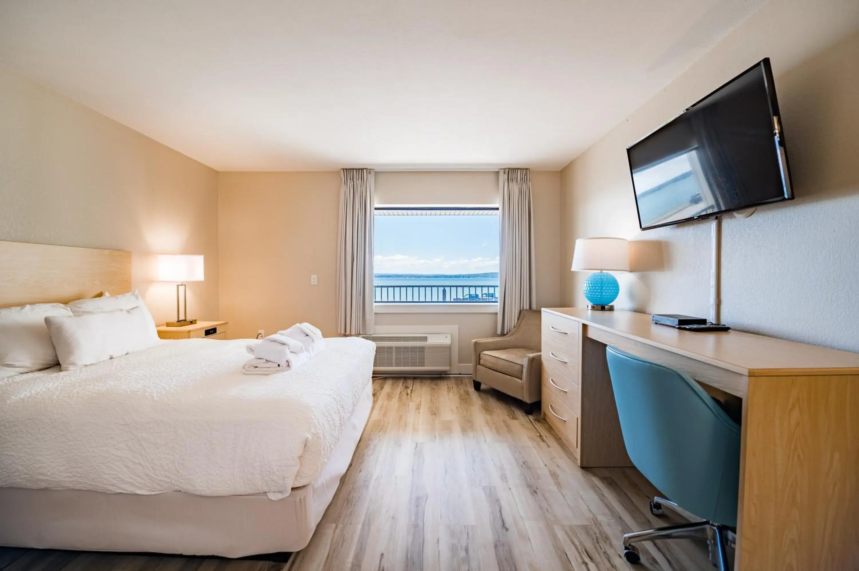 Queen Room, Bay View (Self Check-in) in Kasa Gold Coast Inn Traverse City Queen Room, Bay View (Self Check-in) in Kasa Gold Coast Inn Traverse City