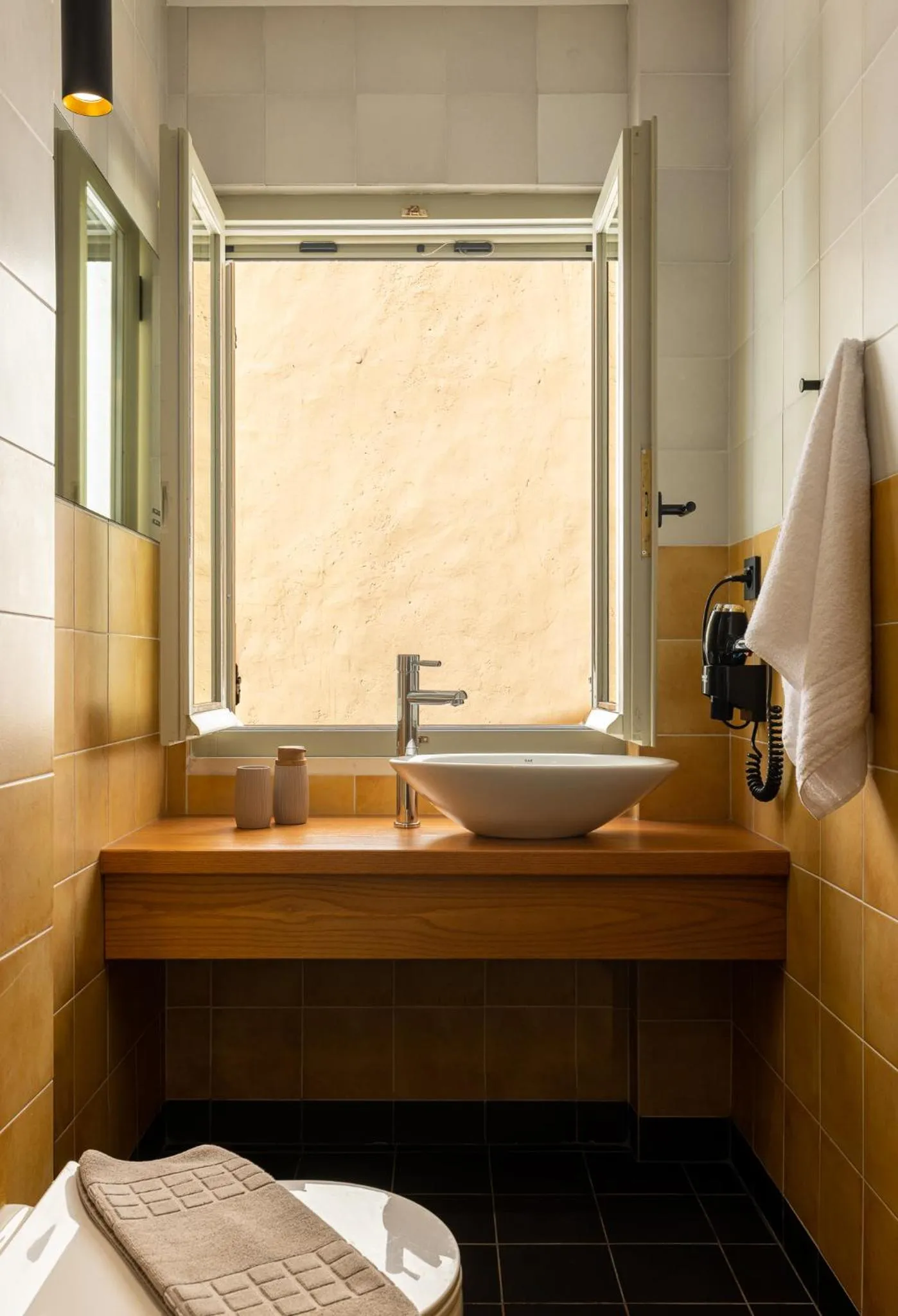 Bathroom in Flâneur