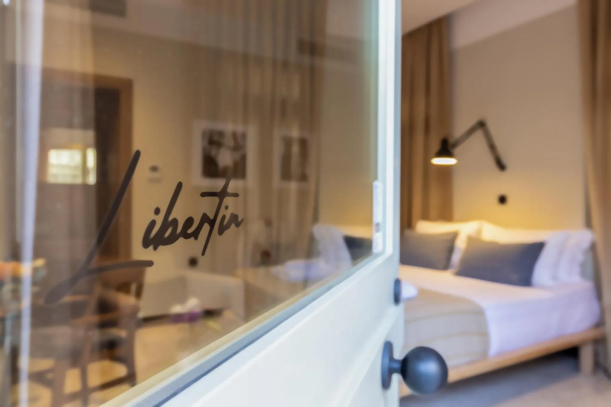 Logo/Certificate/Sign, Bed in Flâneur