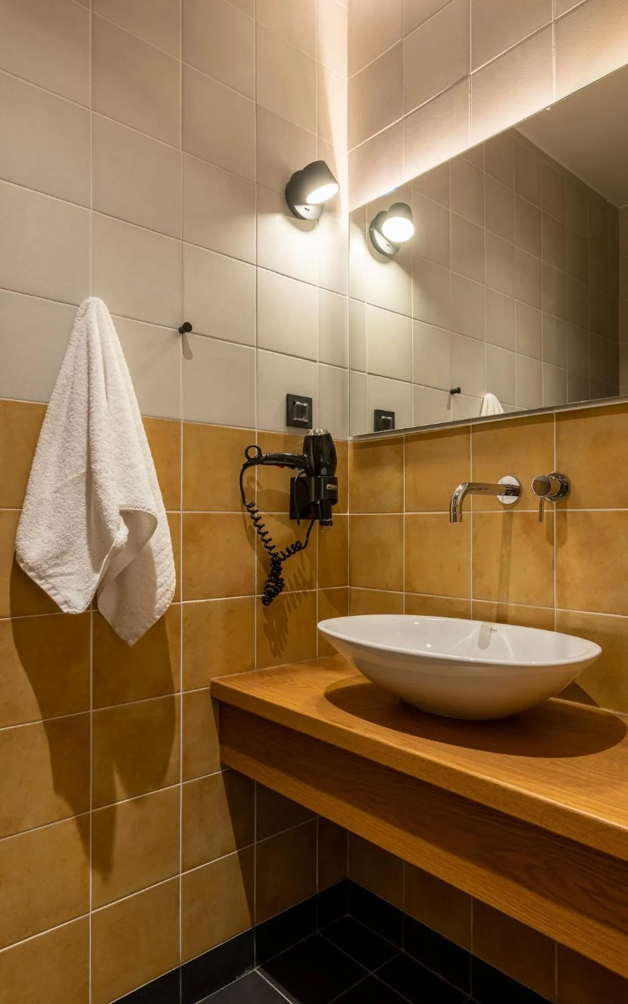 Bathroom in Flâneur