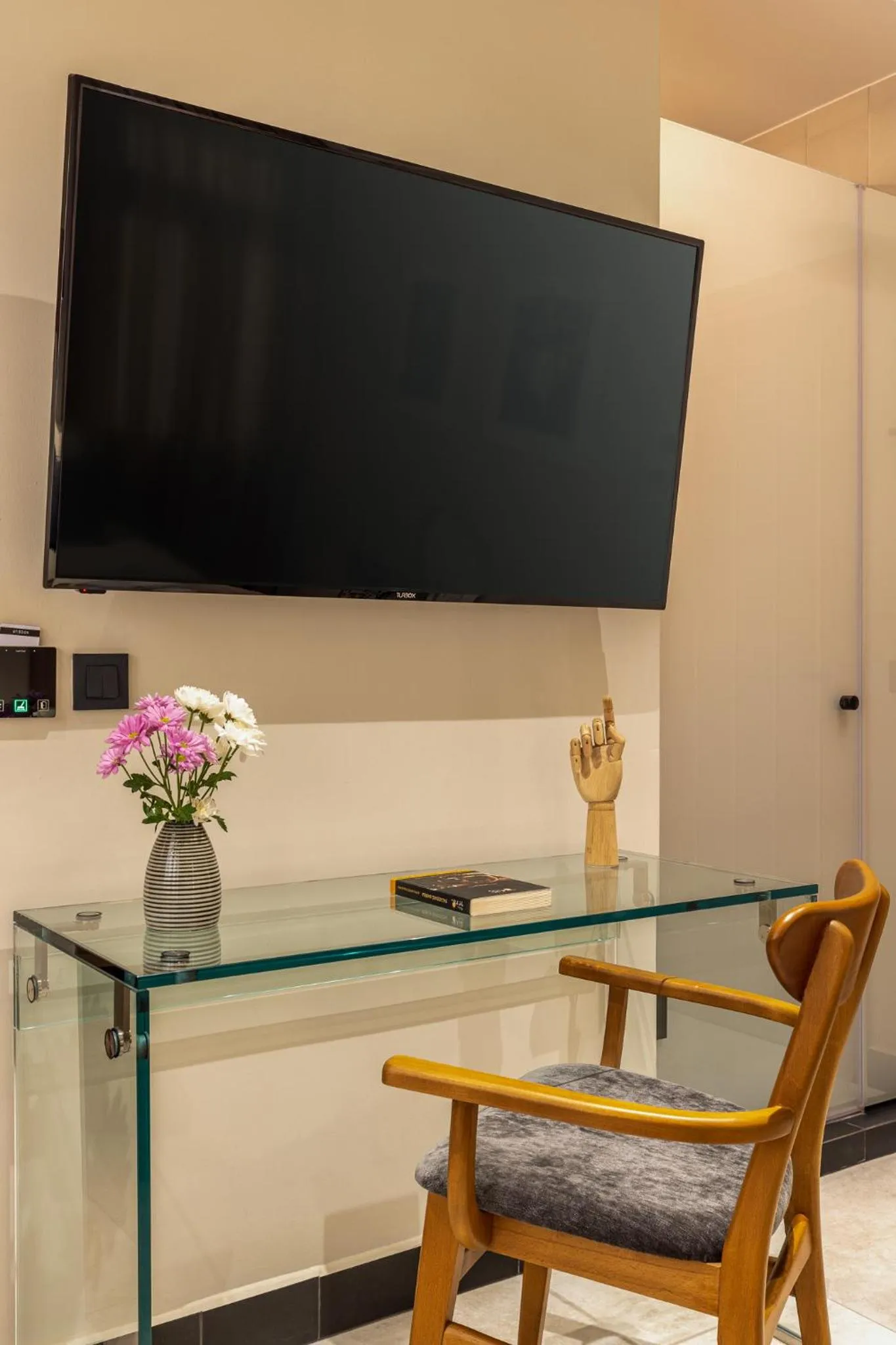 TV and multimedia in Flâneur