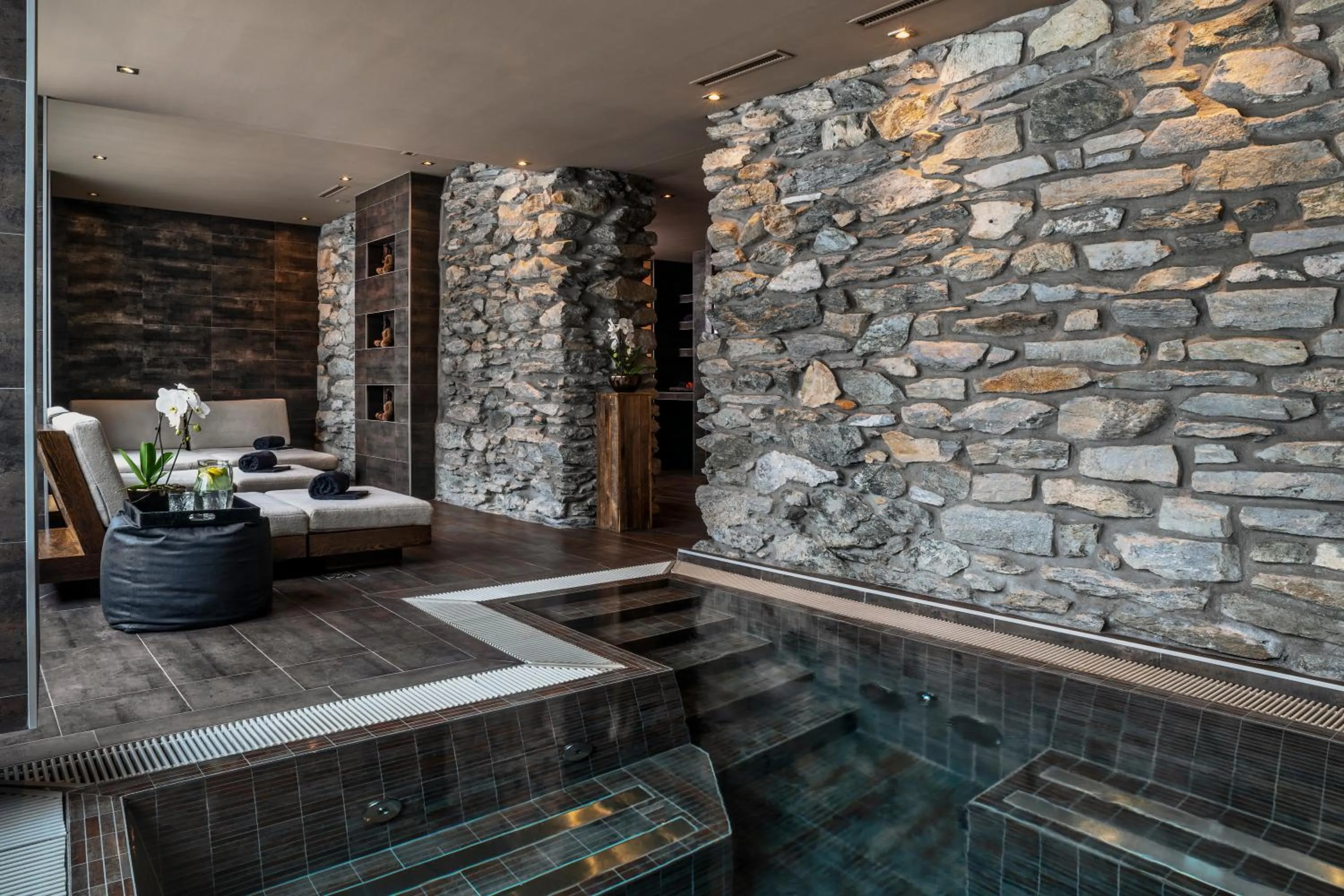 Hot Tub in Unique Hotel Post