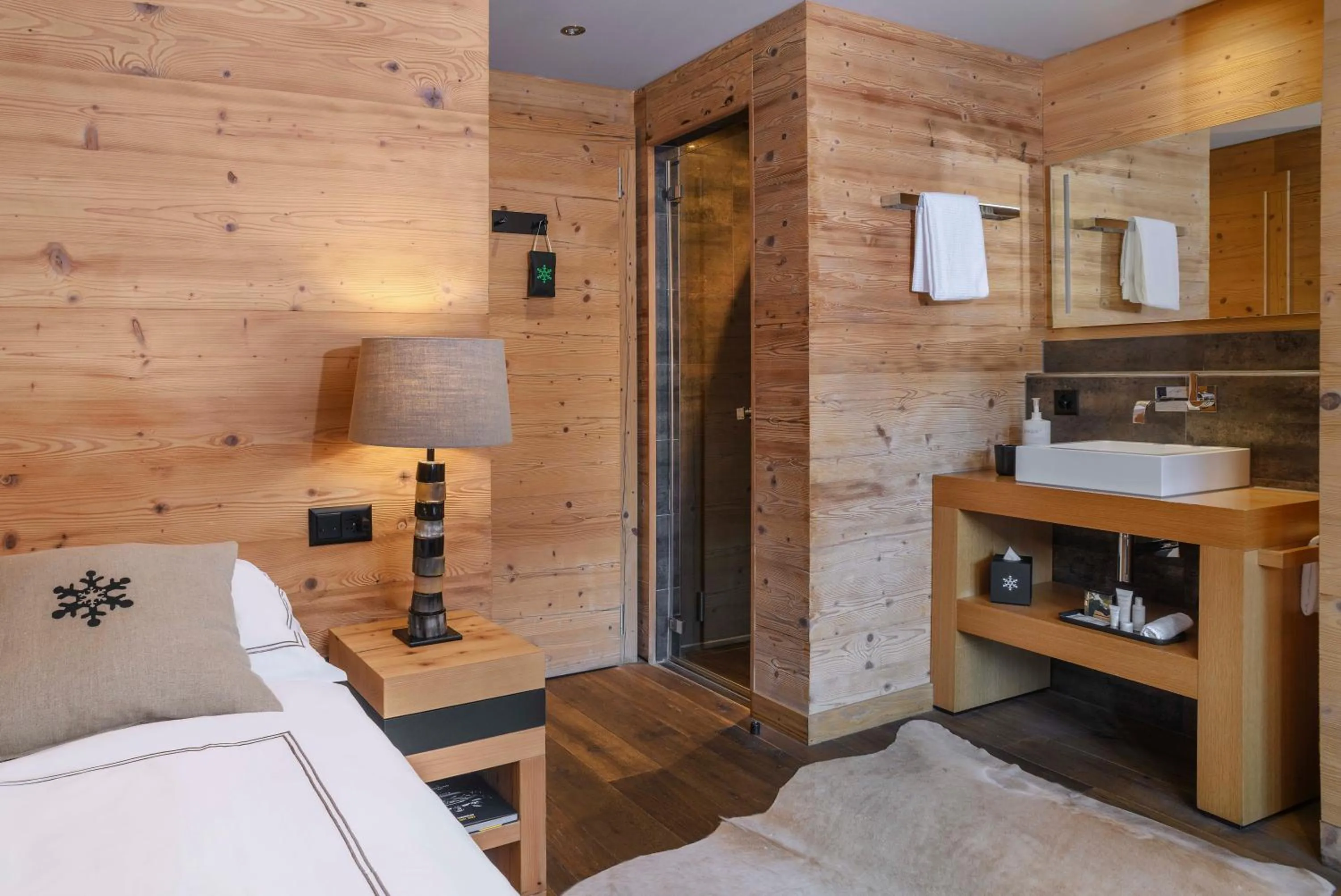 Shower, Bed in Unique Hotel Post