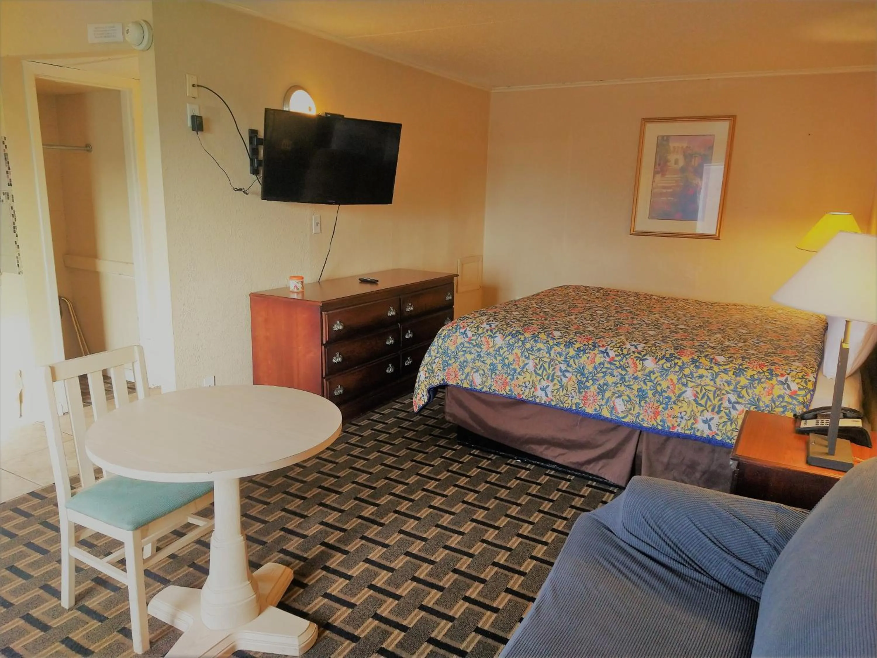 Photo of the whole room, Bed in Grandview Plaza Inn