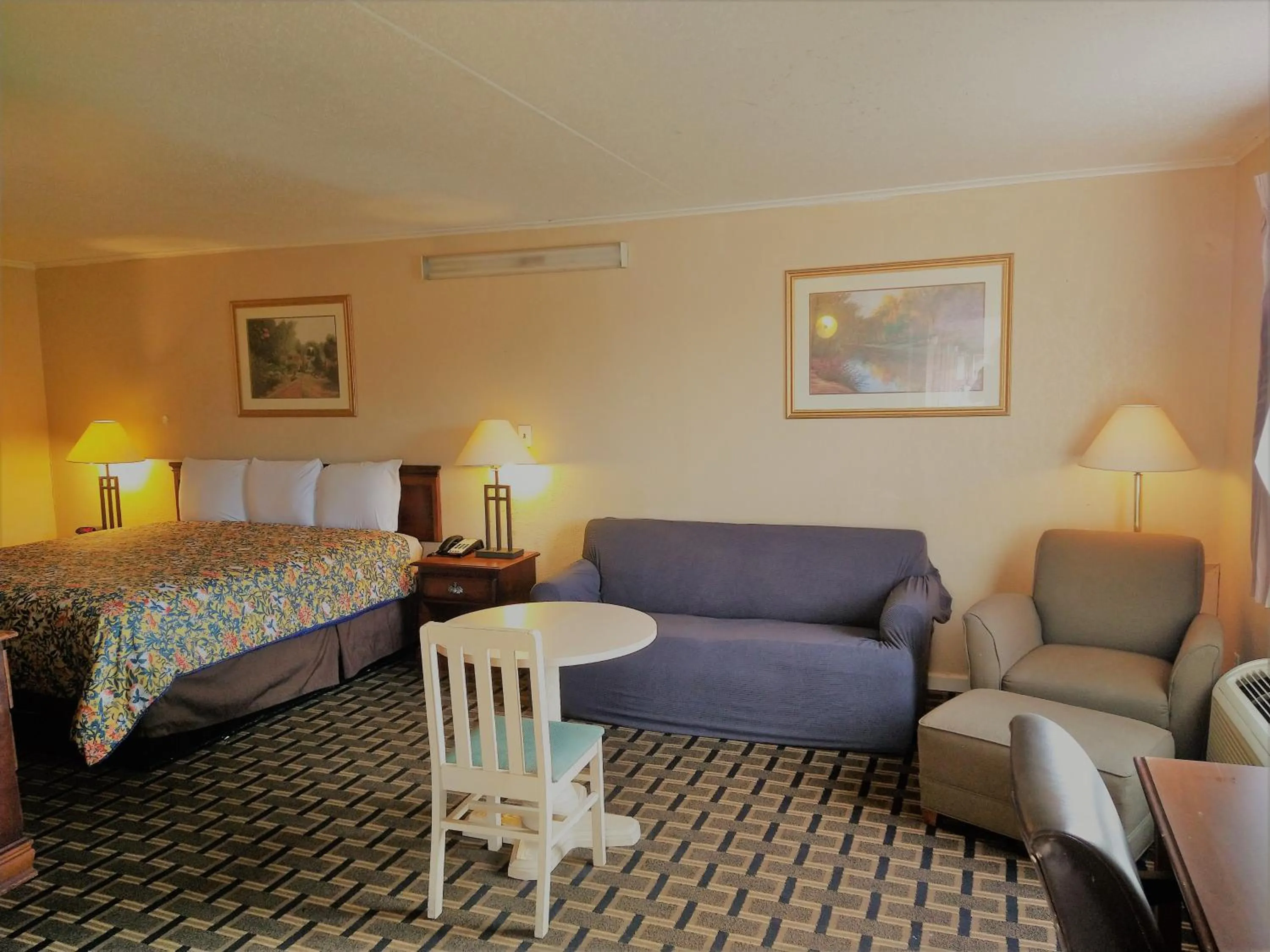 Photo of the whole room, Bed in Grandview Plaza Inn