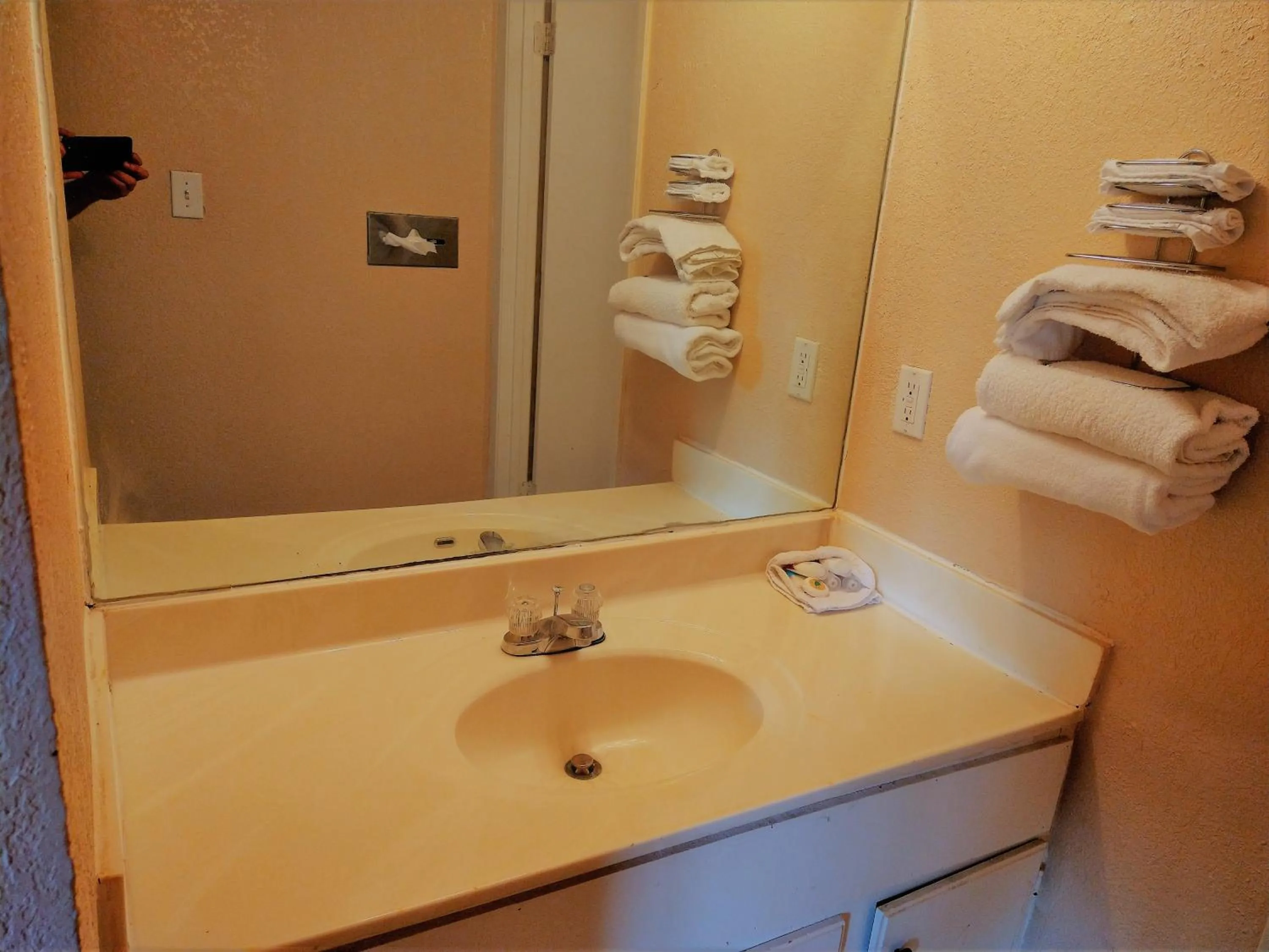 Bathroom in Grandview Plaza Inn