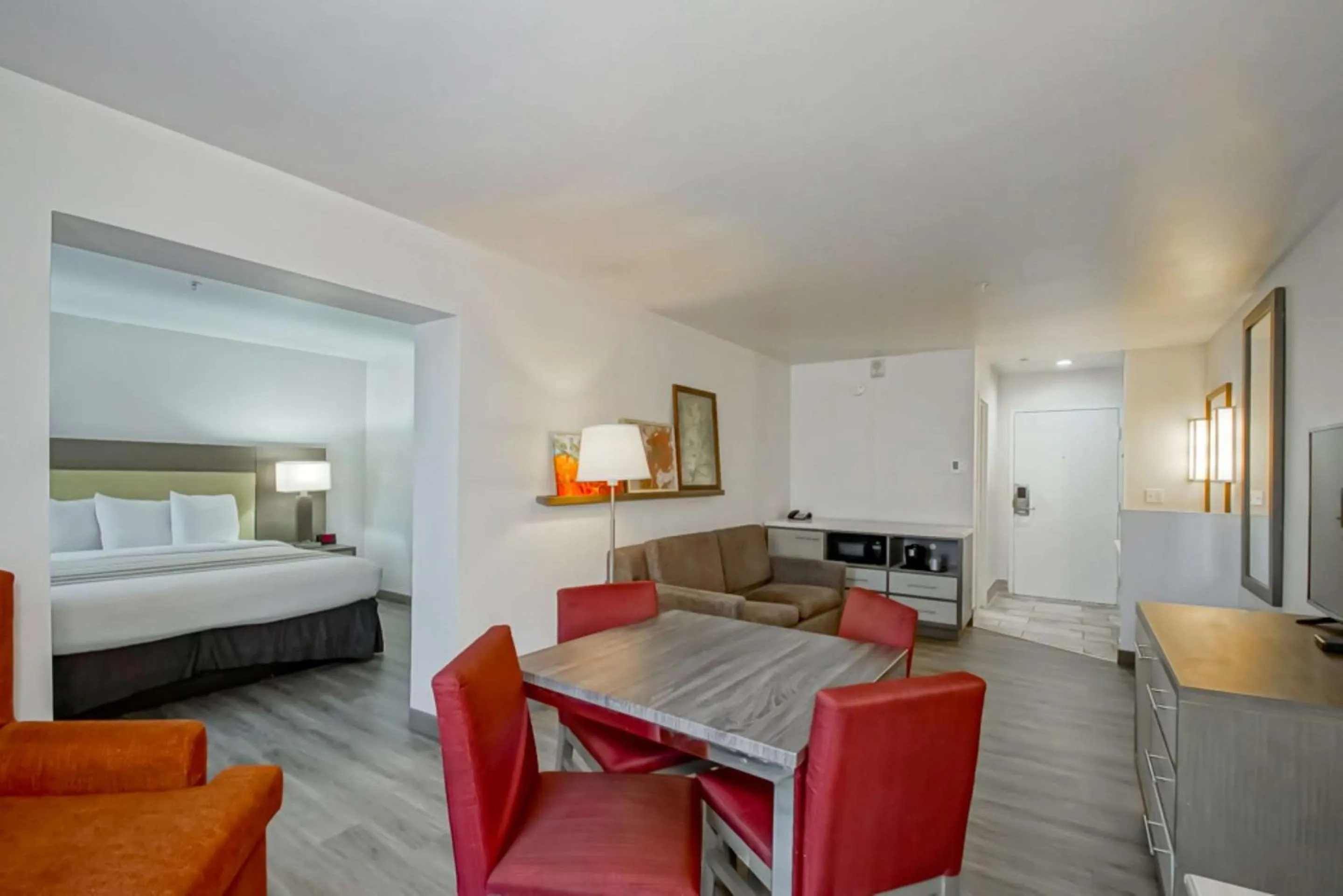 Bedroom in Country Inn & Suites by Radisson, New Orleans I-10 East, LA