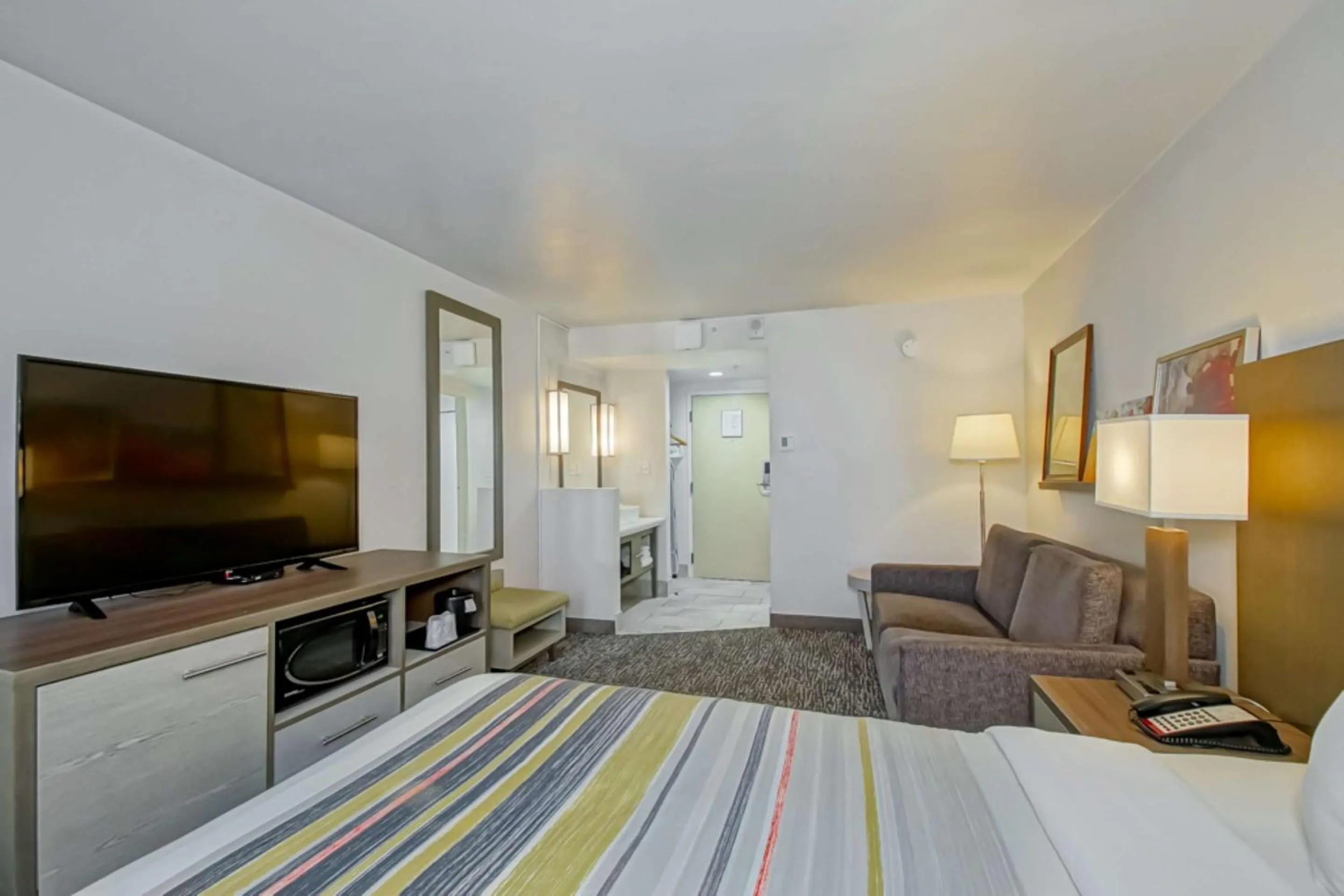 Bedroom in Country Inn & Suites by Radisson, New Orleans I-10 East, LA