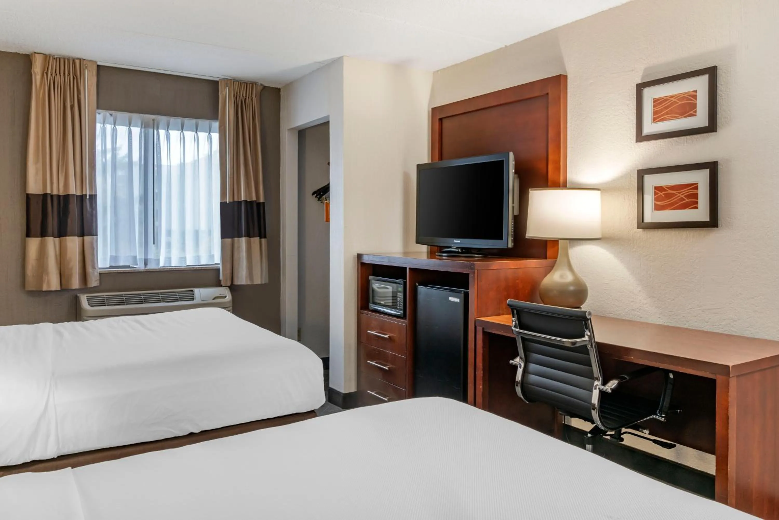 Photo of the whole room, Bed in Comfort Inn University