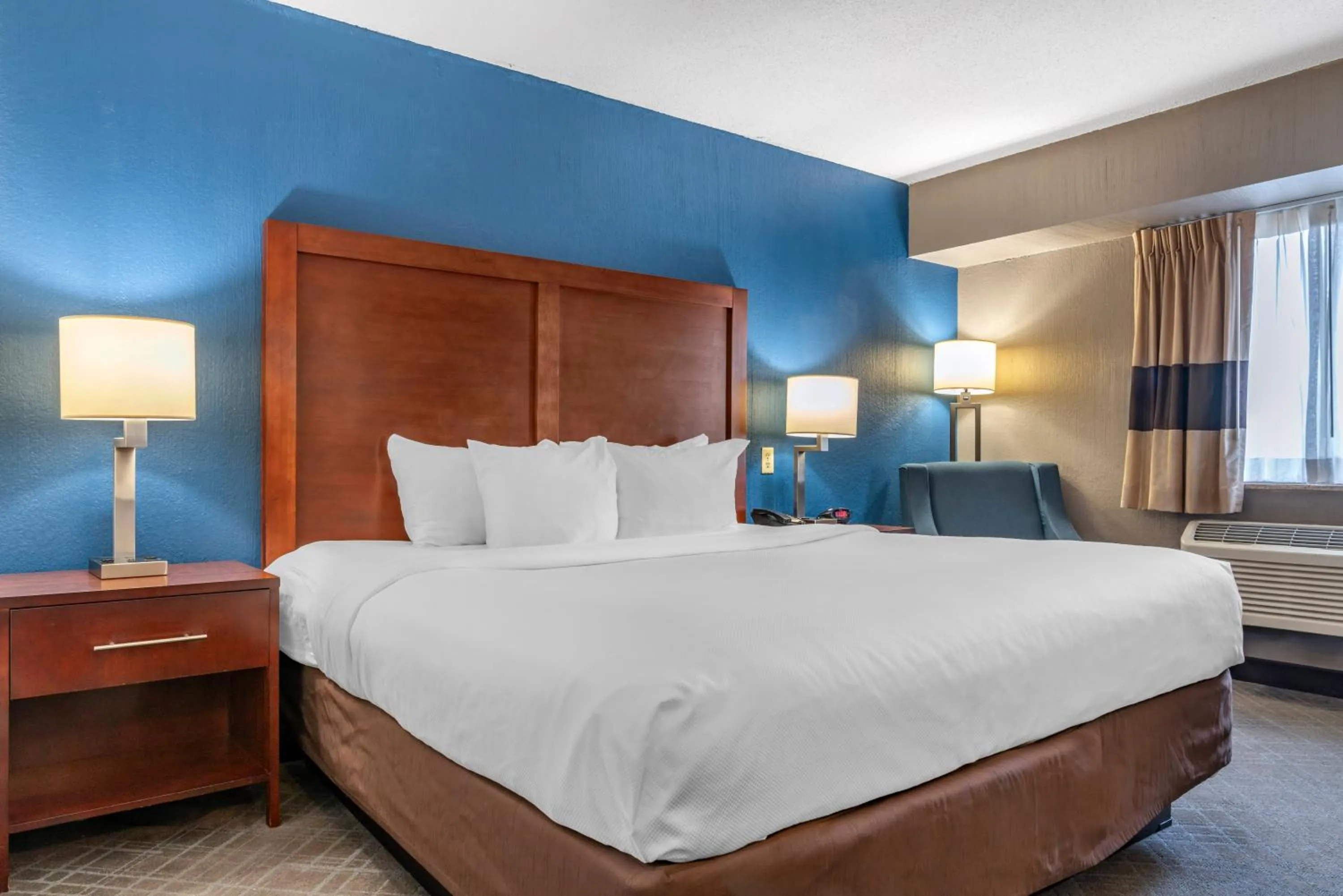 Photo of the whole room, Bed in Comfort Inn University