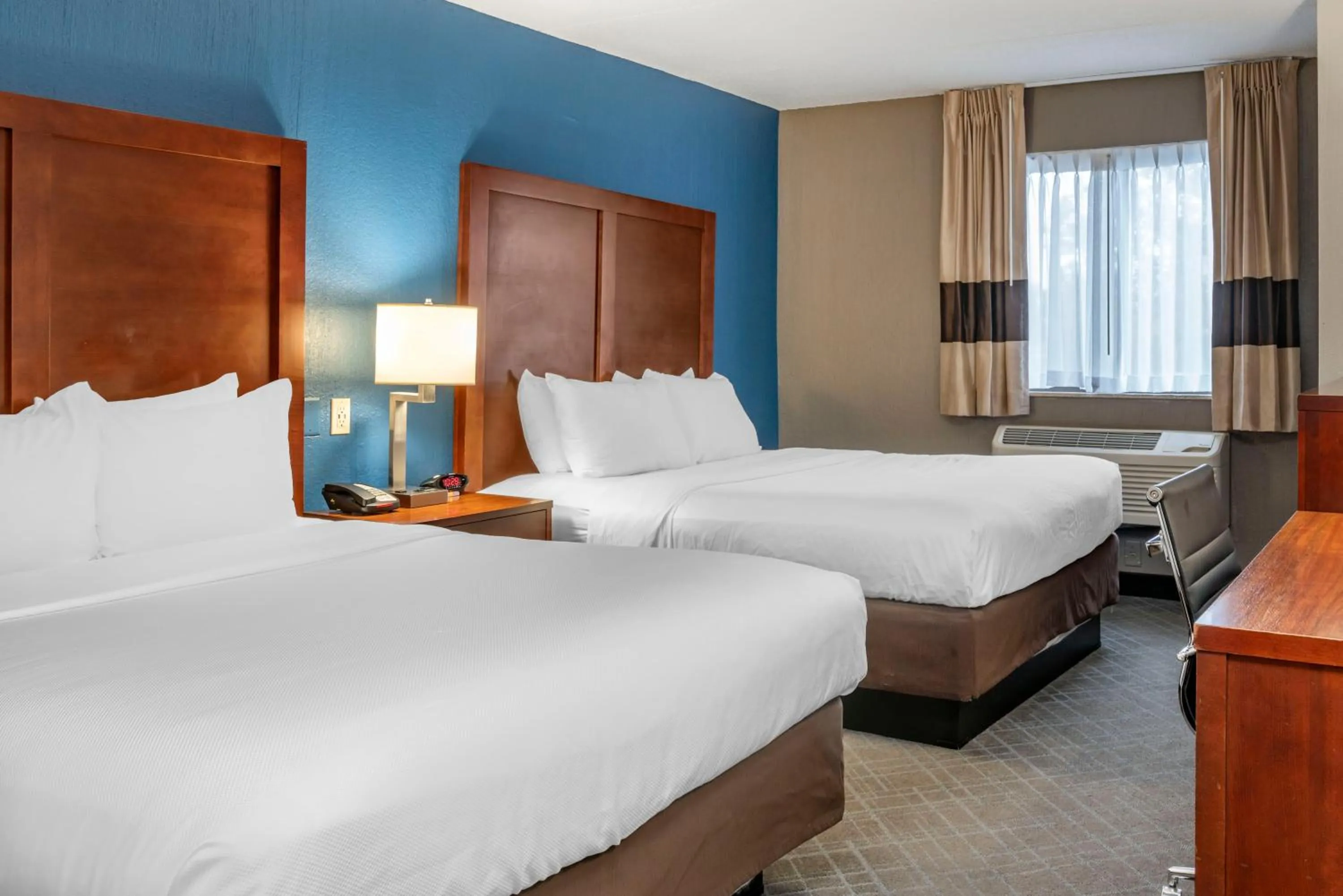 Photo of the whole room, Bed in Comfort Inn University