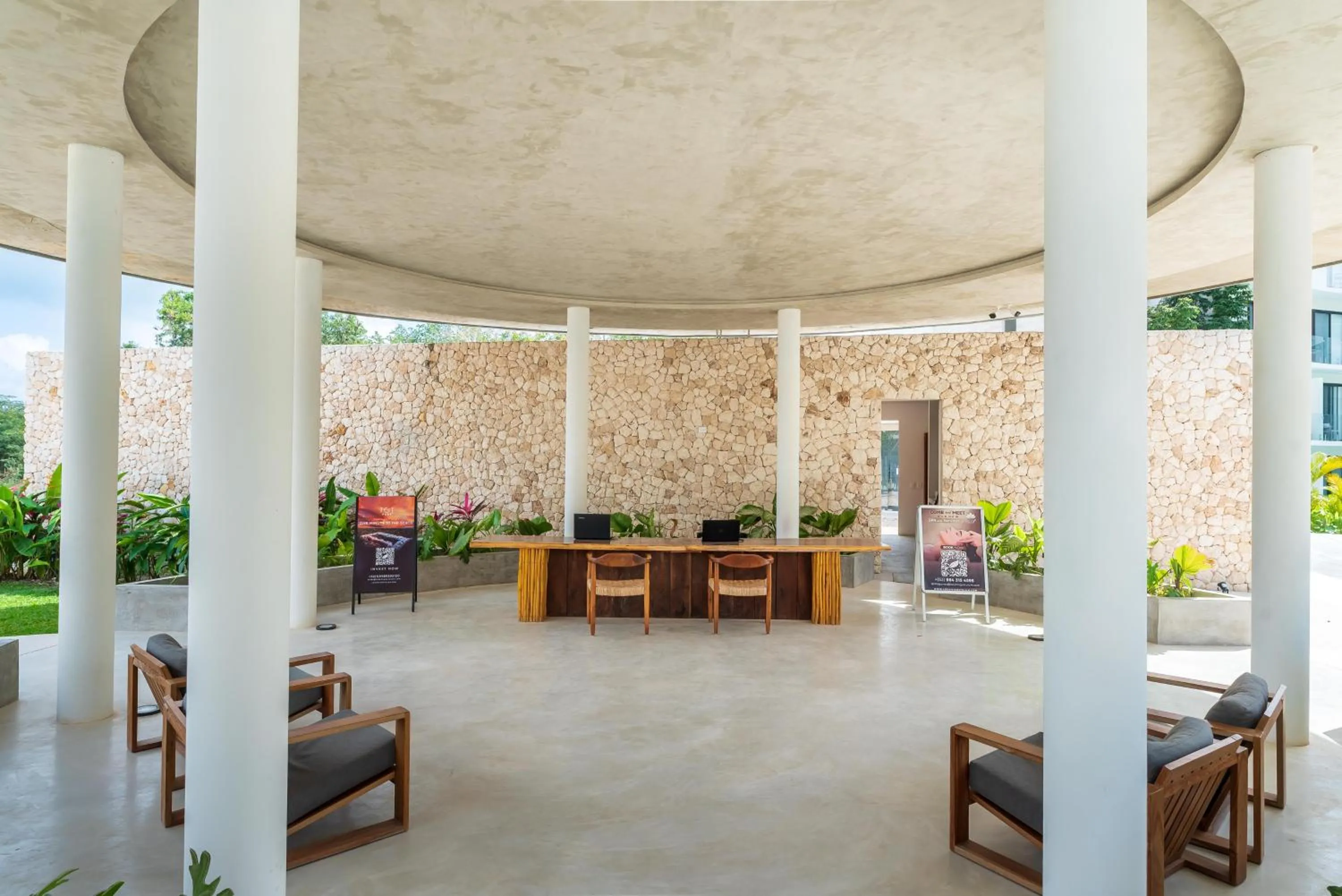 Lobby or reception in Central Park Lagunas by Sandy Powerful