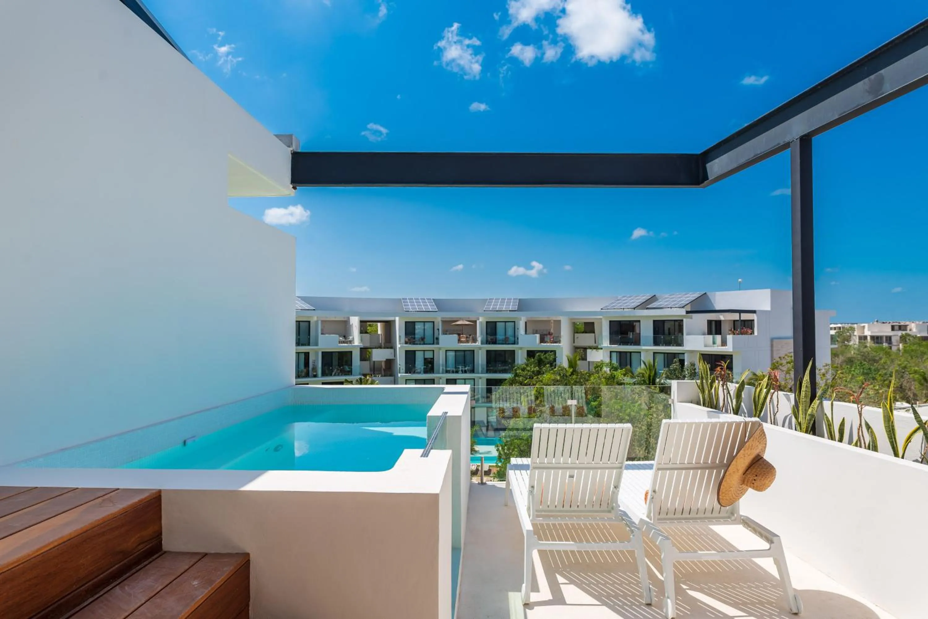 Balcony/Terrace in Central Park Lagunas by Sandy Powerful