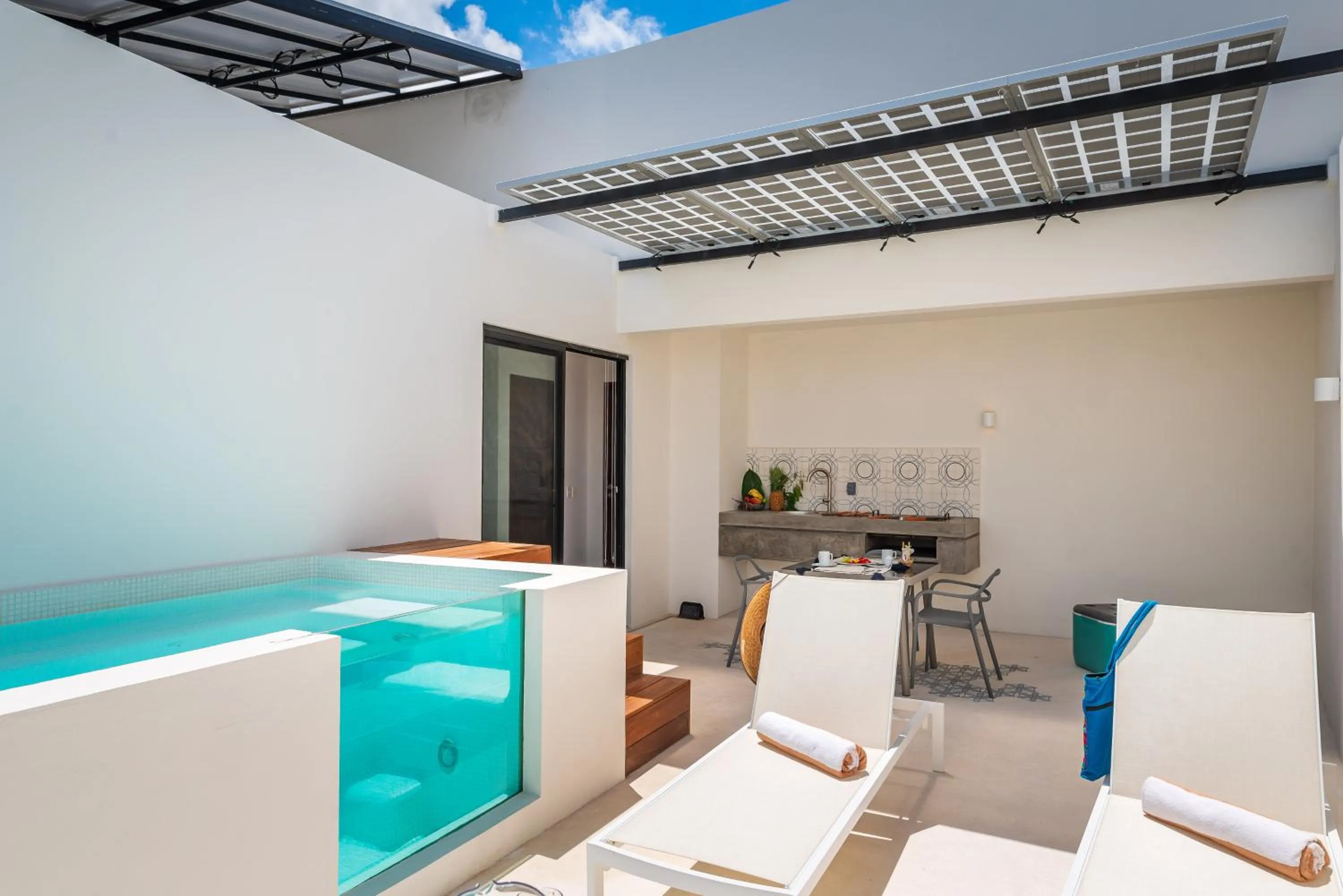 Balcony/Terrace in Central Park Lagunas by Sandy Powerful