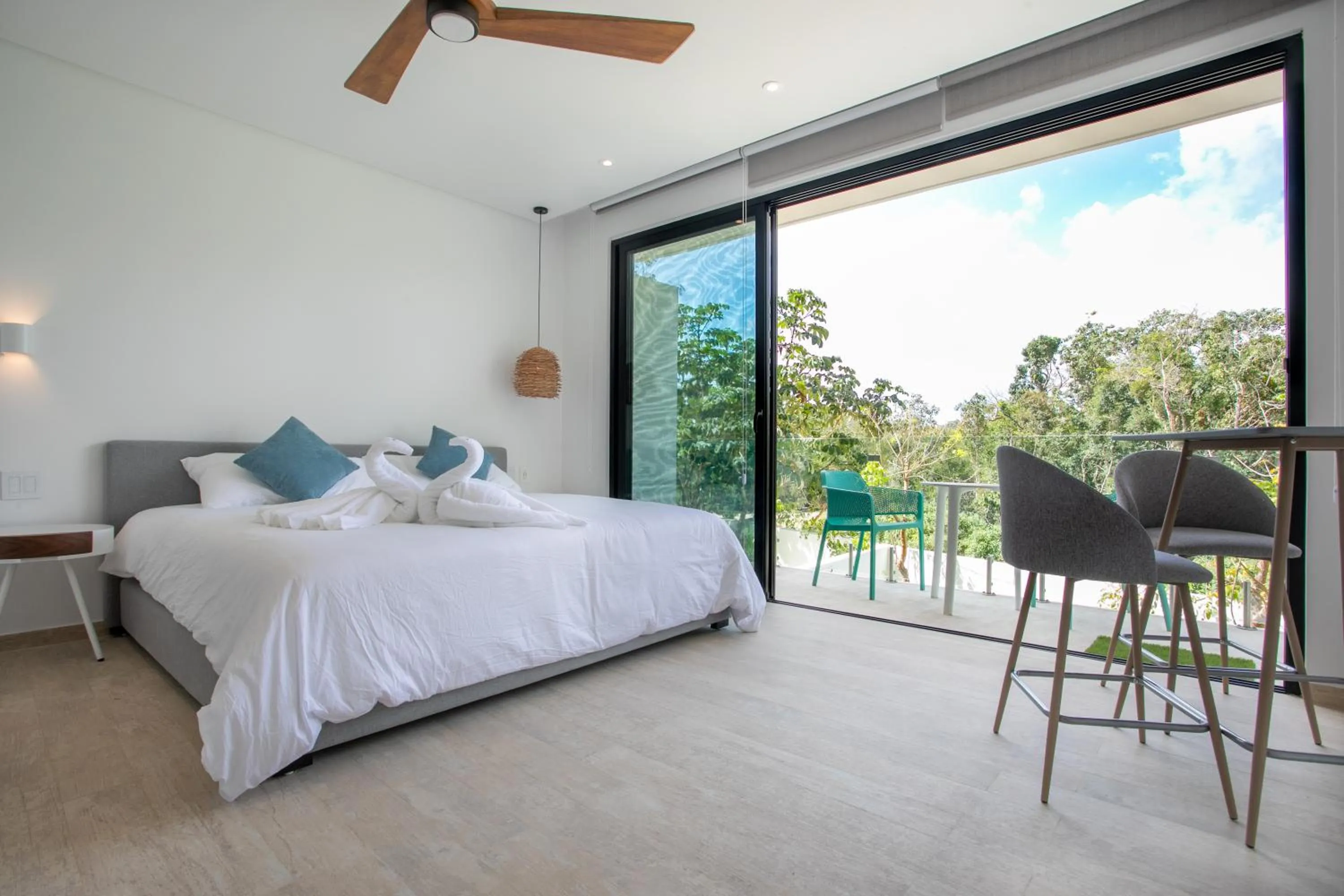 Bedroom, Bed in Central Park Lagunas by Sandy Powerful