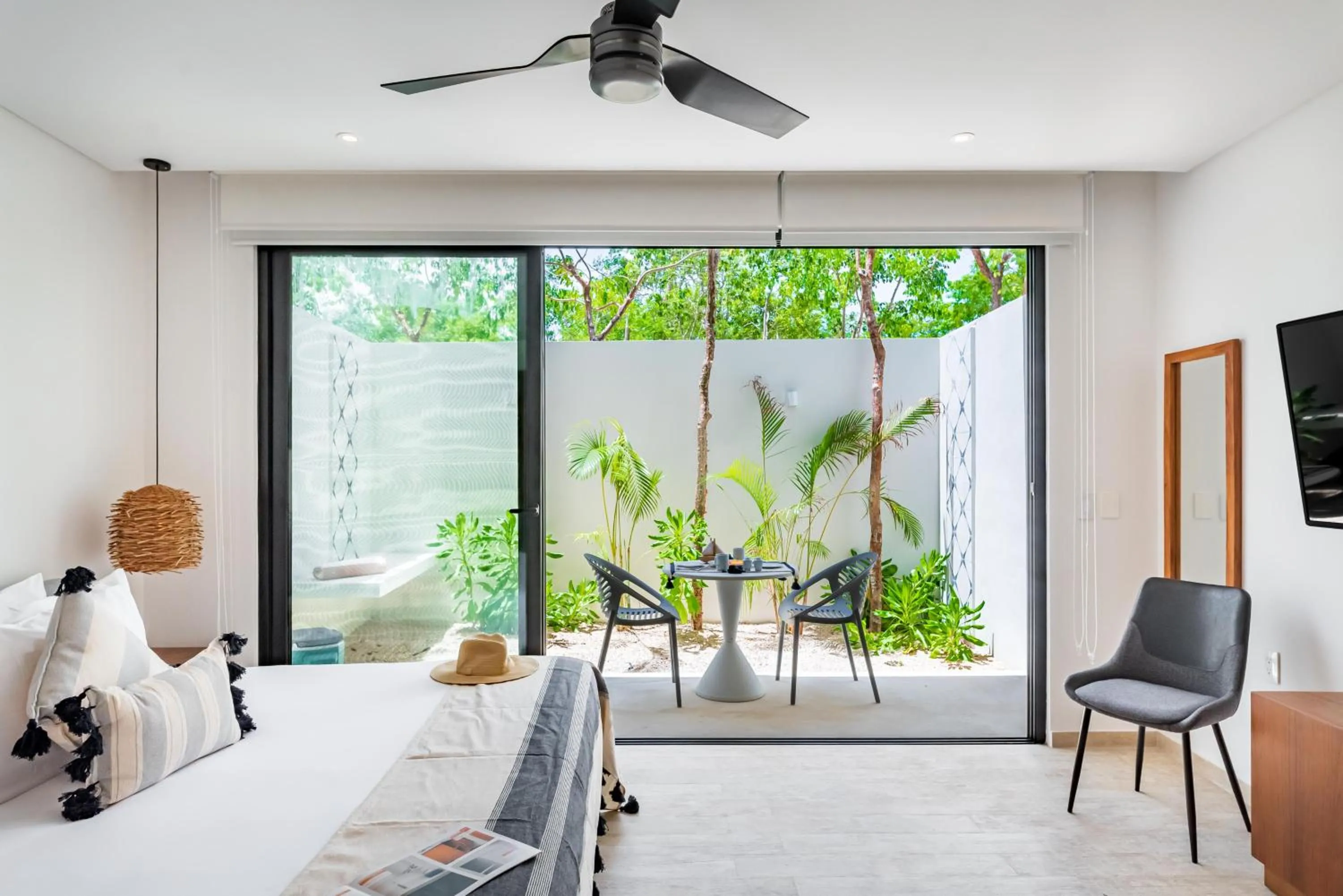 Bedroom, Bed in Central Park Lagunas by Sandy Powerful