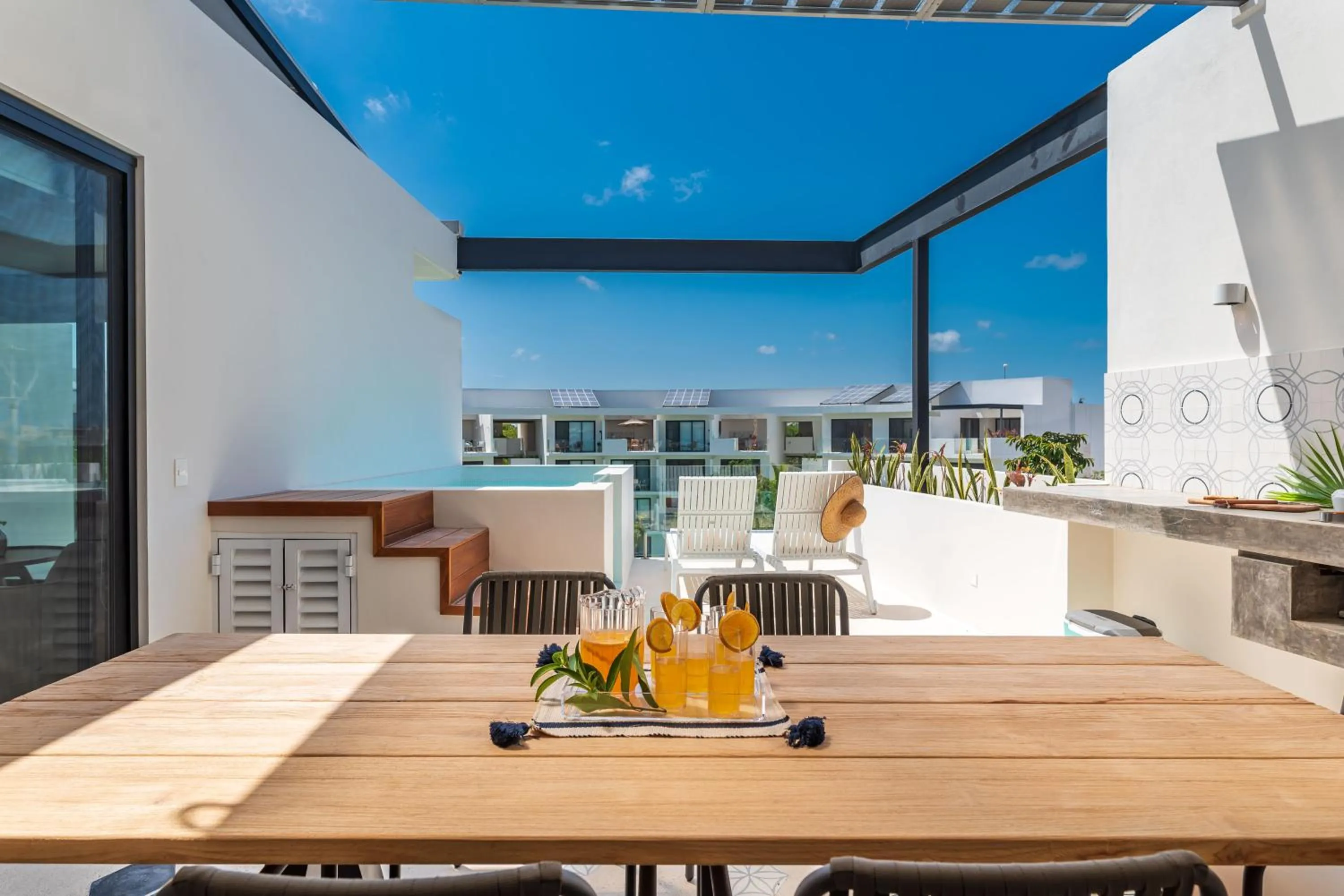 Balcony/Terrace in Central Park Lagunas by Sandy Powerful