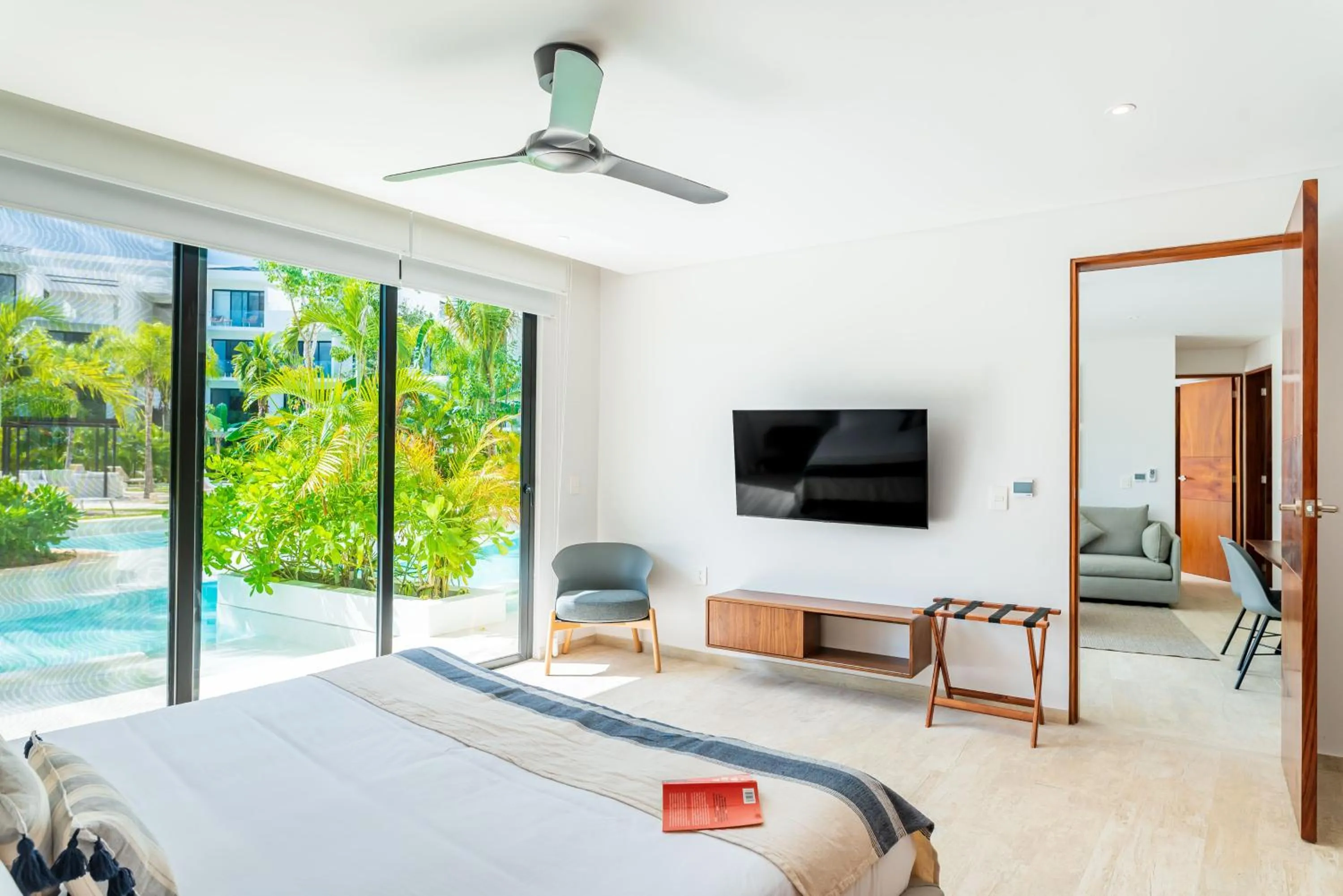 Bedroom, Bed in Central Park Lagunas by Sandy Powerful