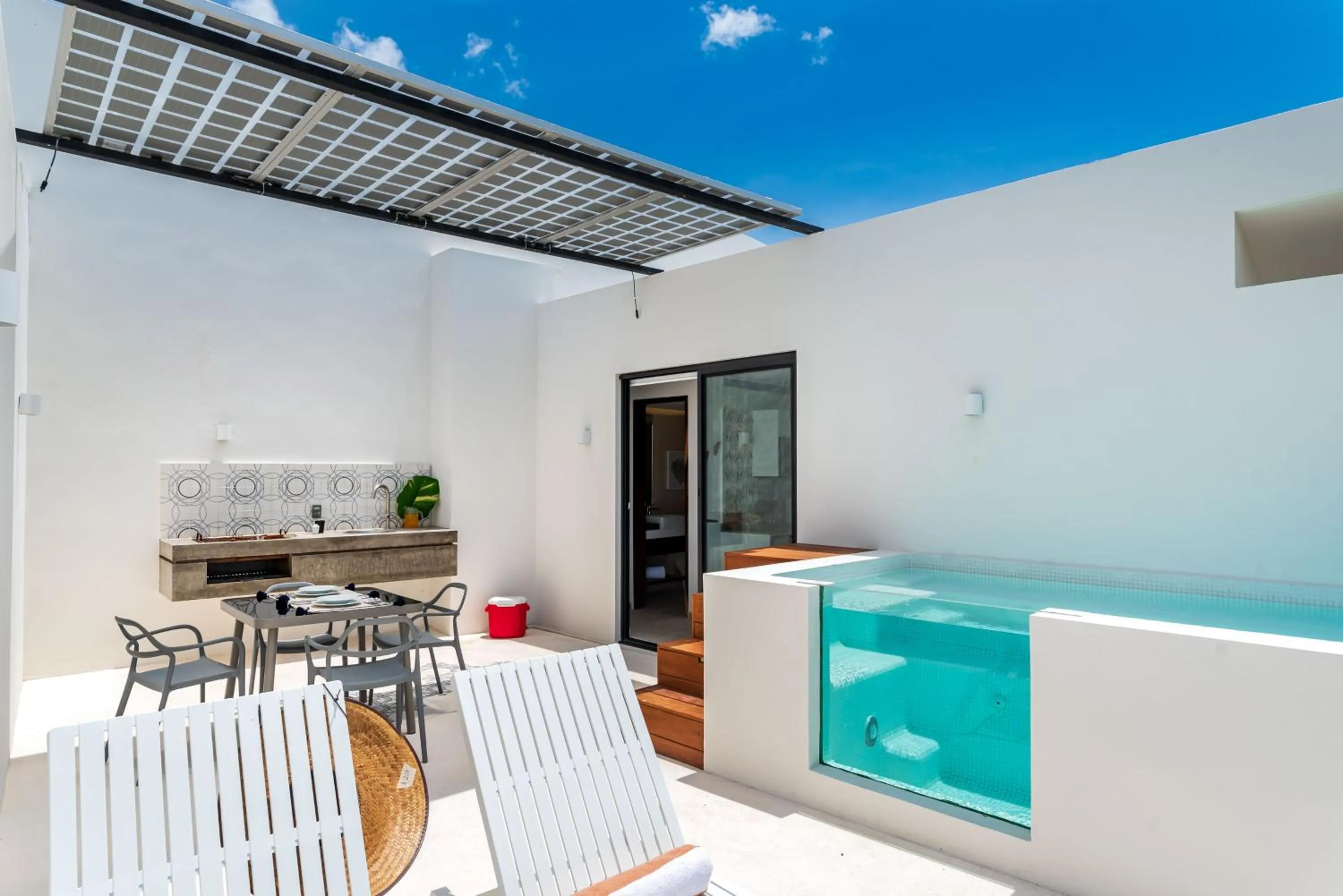 Swimming pool in Central Park Lagunas by Sandy Powerful