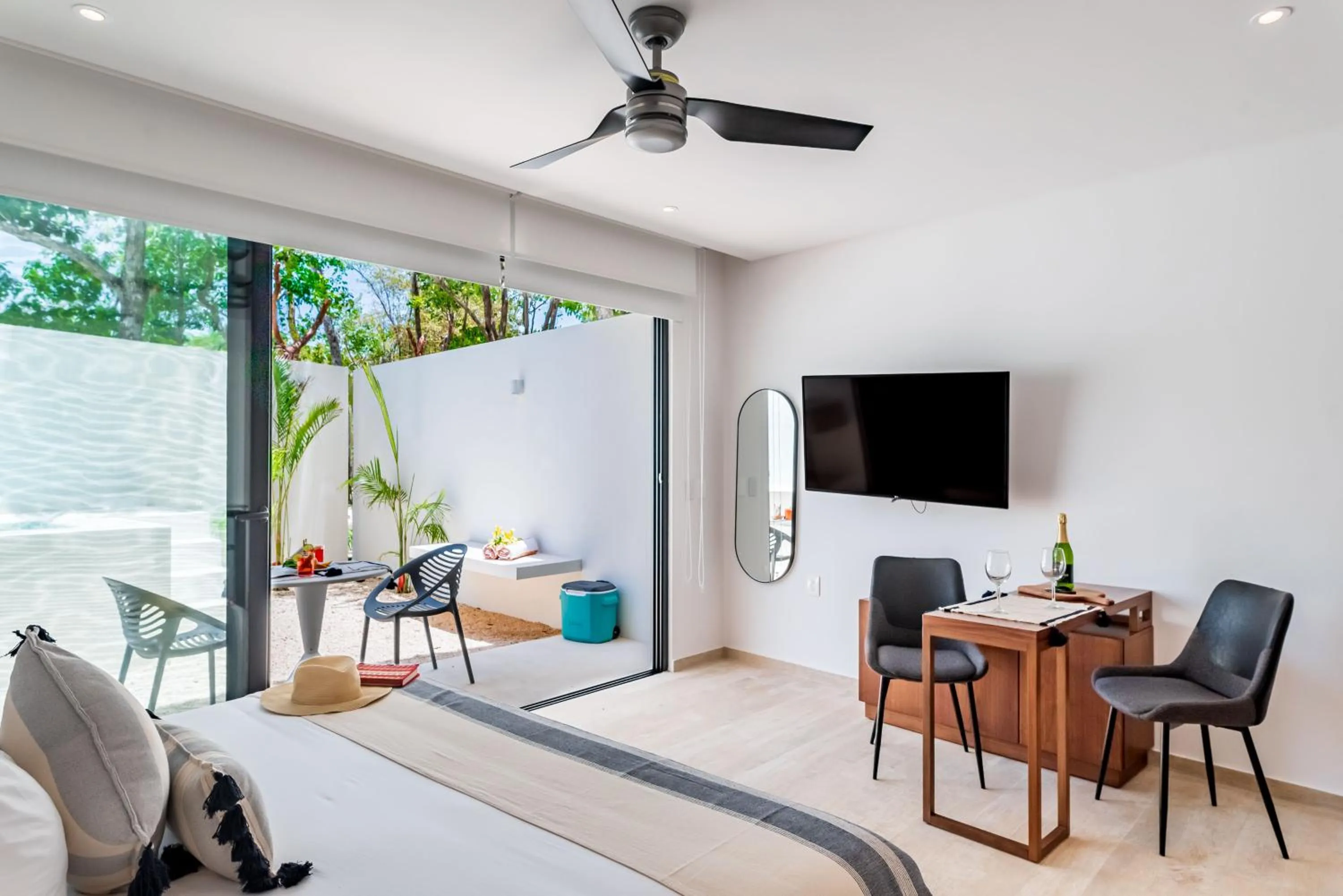 Bedroom, Bed in Central Park Lagunas by Sandy Powerful