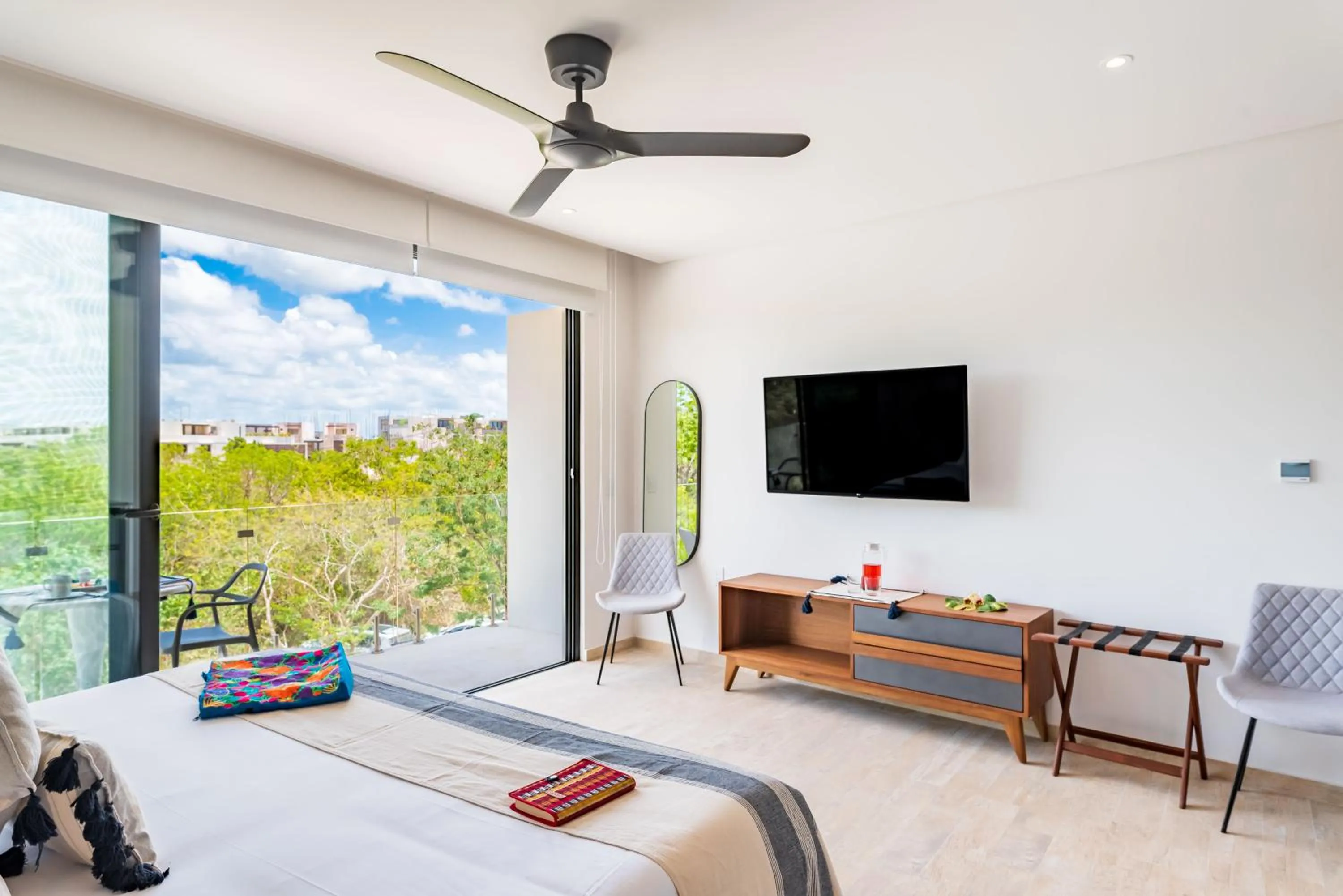 Bedroom, Bed in Central Park Lagunas by Sandy Powerful