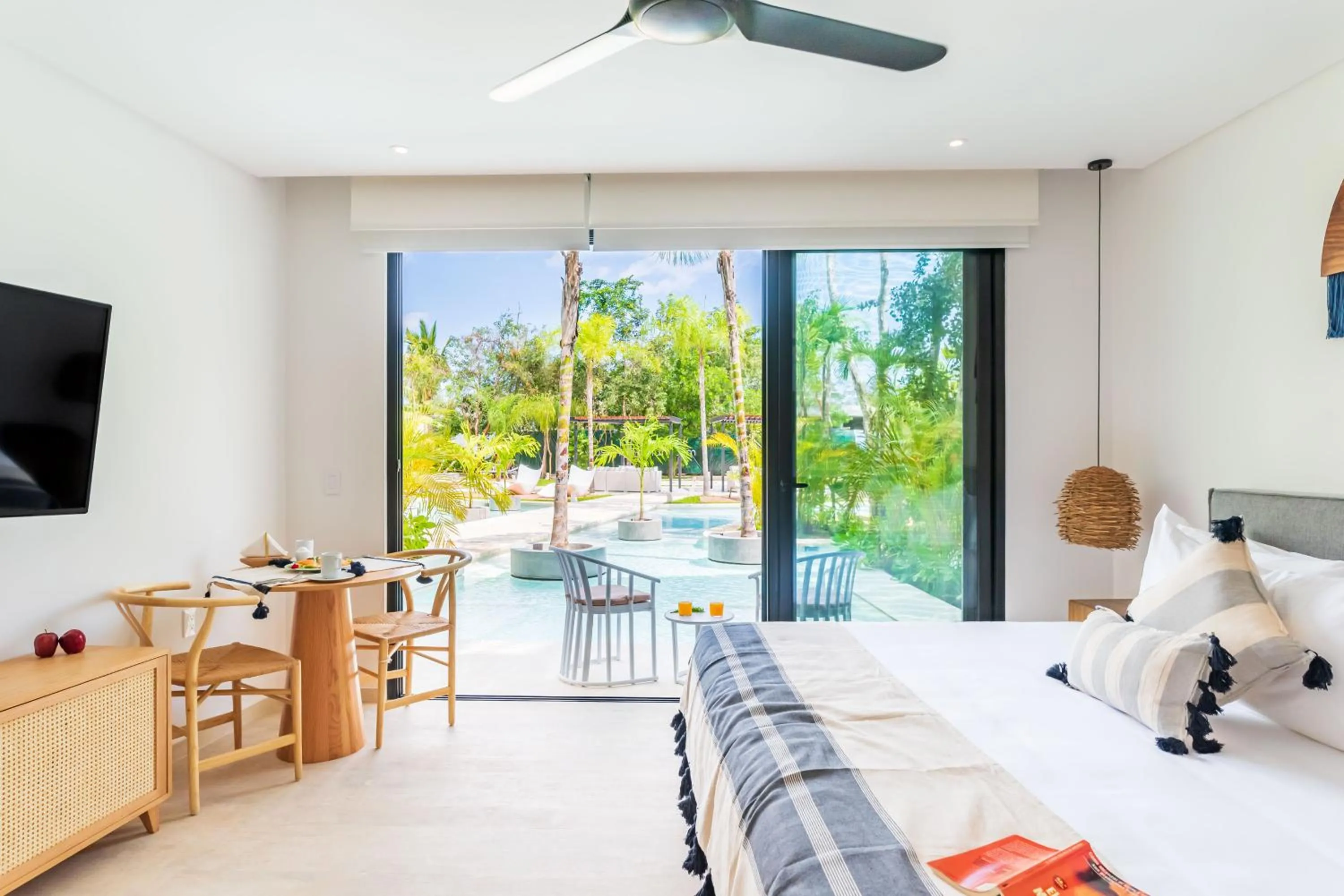 Bedroom, Bed in Central Park Lagunas by Sandy Powerful