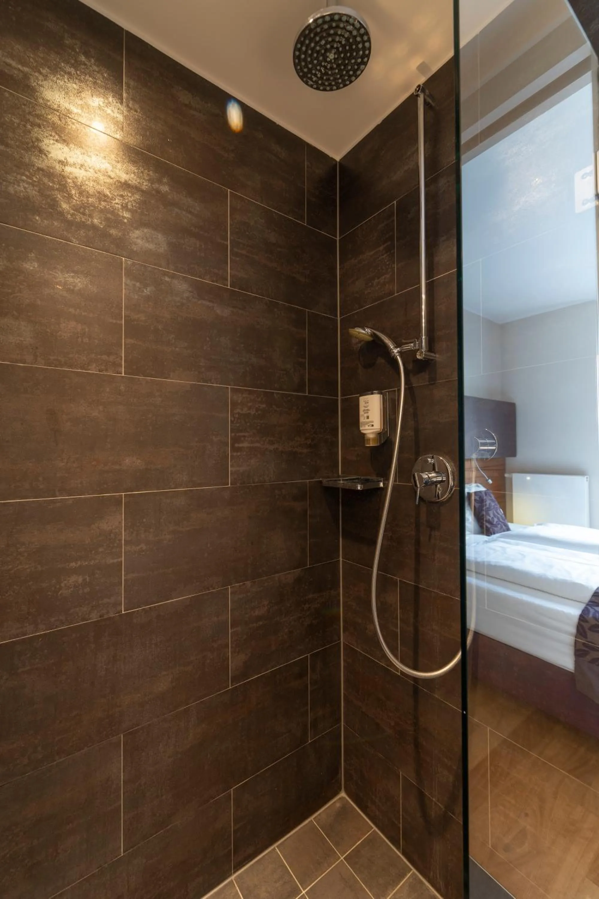Shower, Bed in Pakat Suites