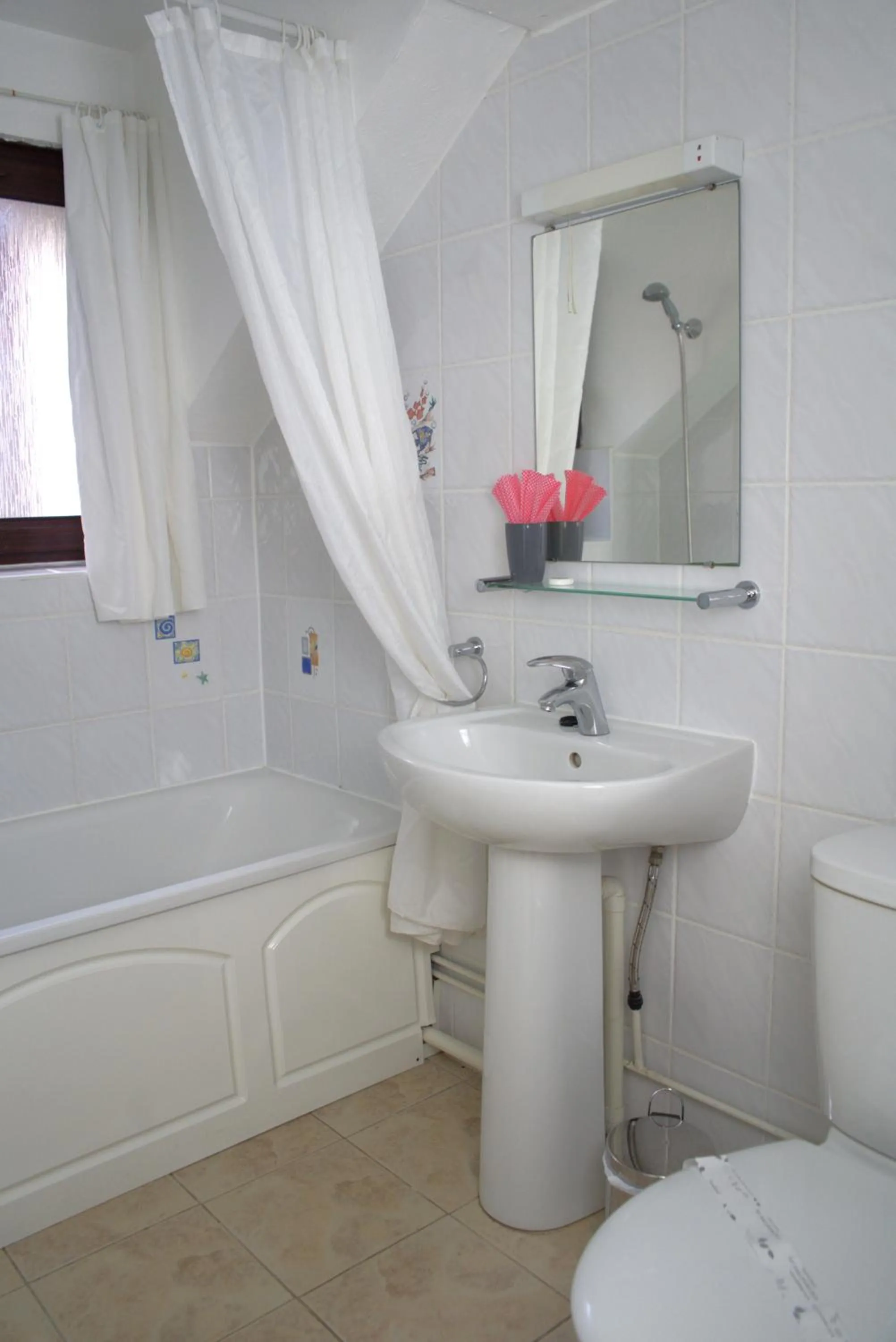 Bathroom in Glyndley Manor Cottages