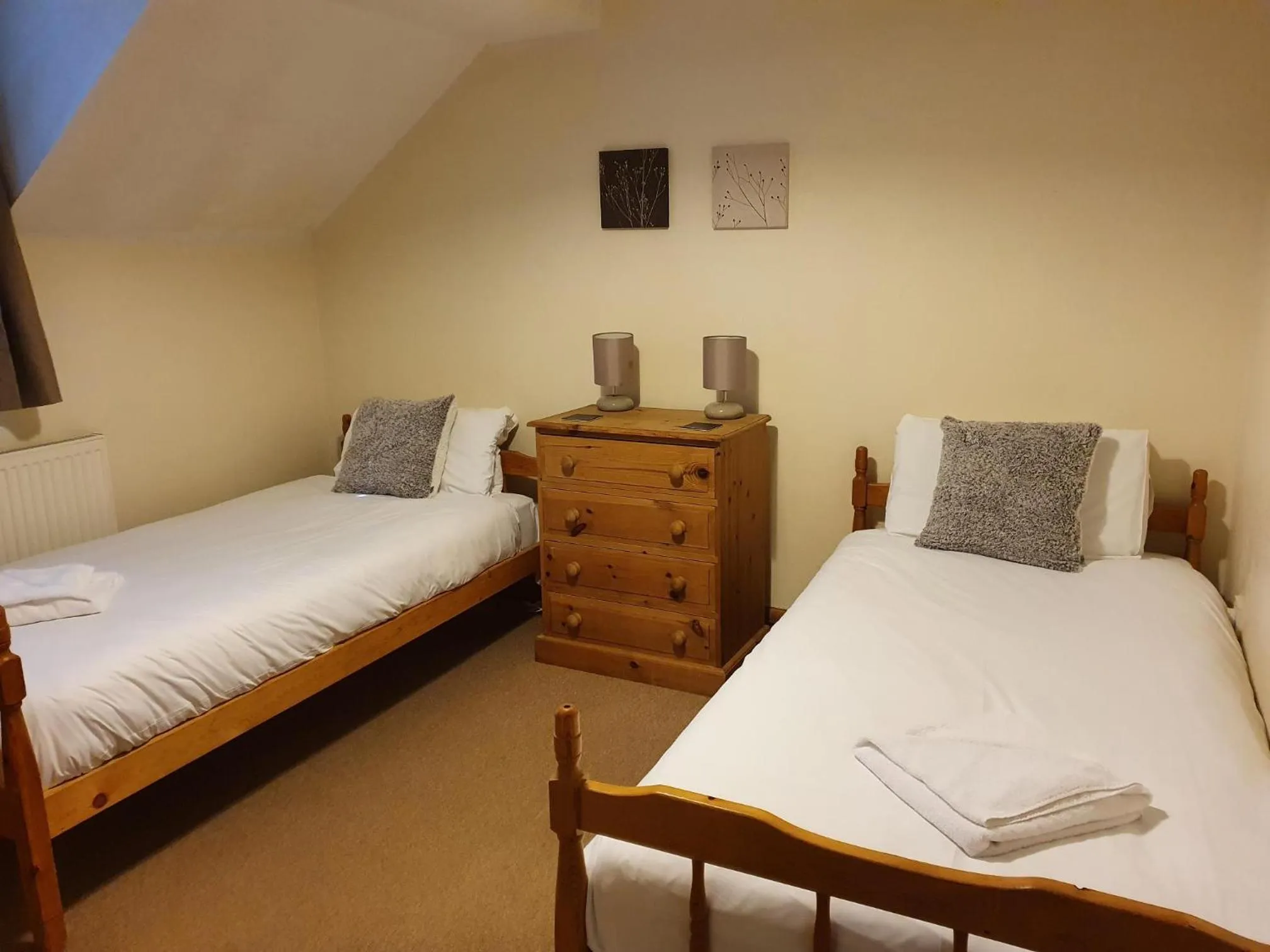 Bedroom, Bed in Glyndley Manor Cottages