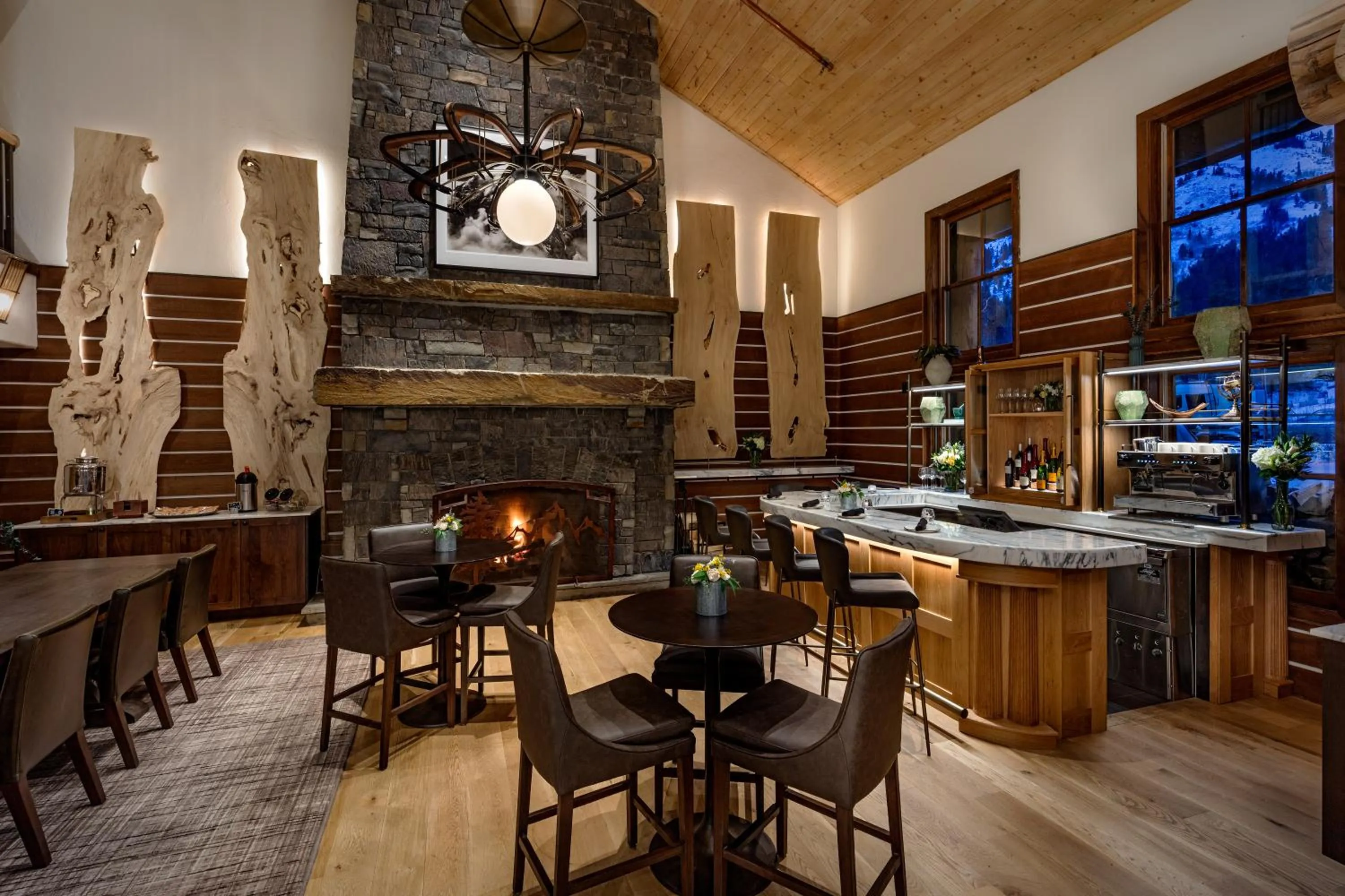Lounge or bar in Teton Mountain Lodge and Spa, a Noble House Resort