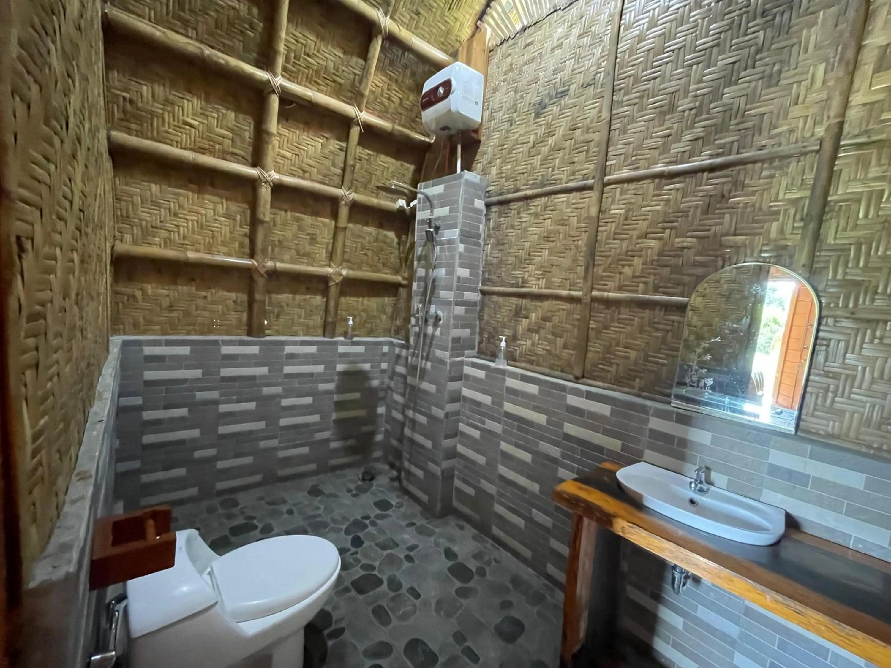 Shower in Villa Bambu Rinjani & Restaurant