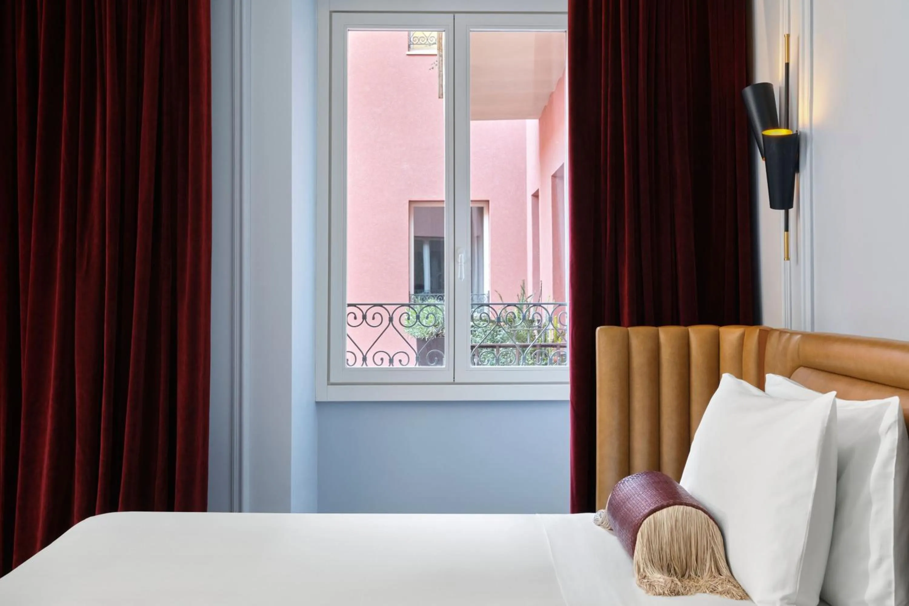 Photo of the whole room, Bed in W Rome