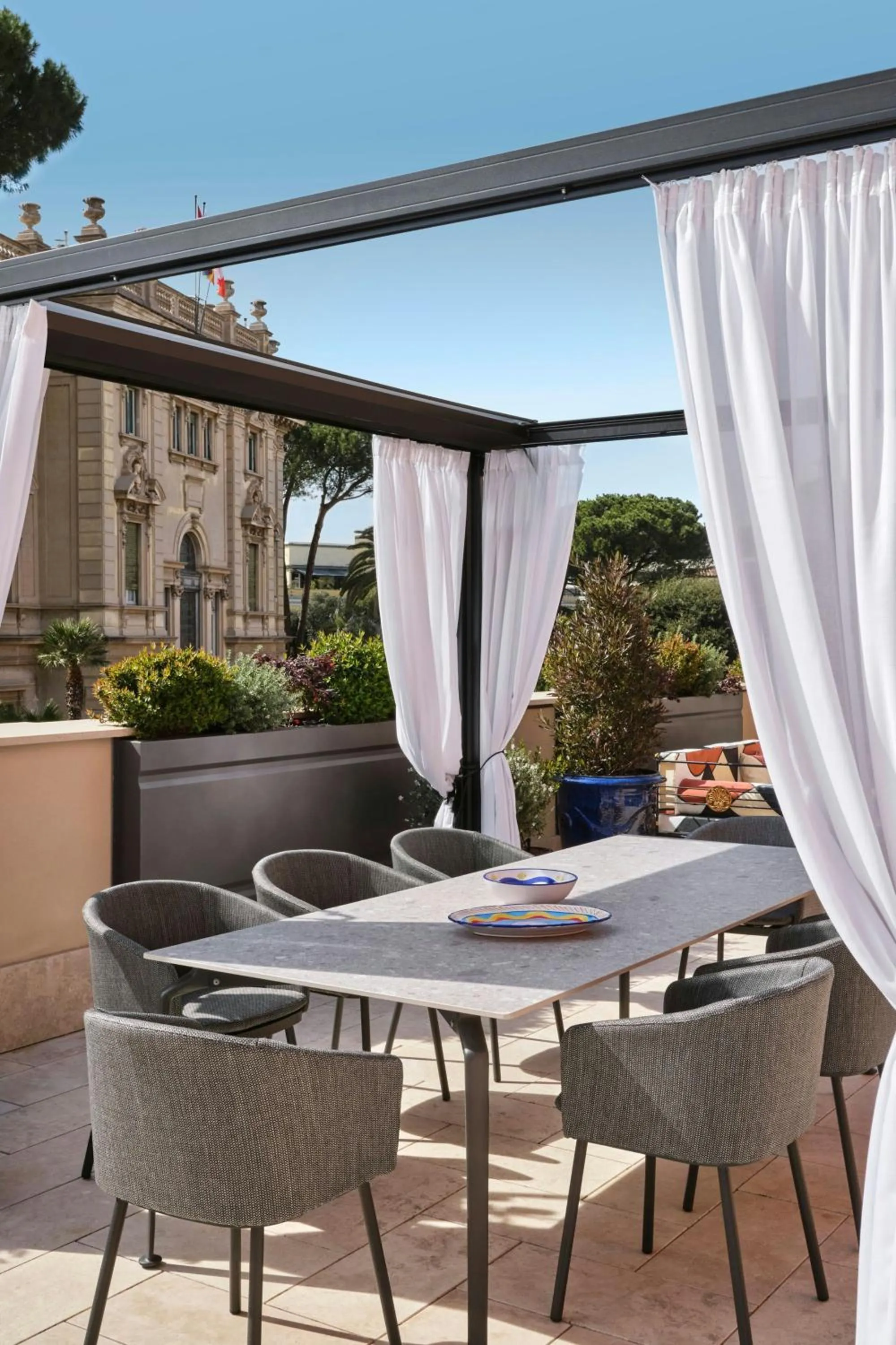 Photo of the whole room in W Rome