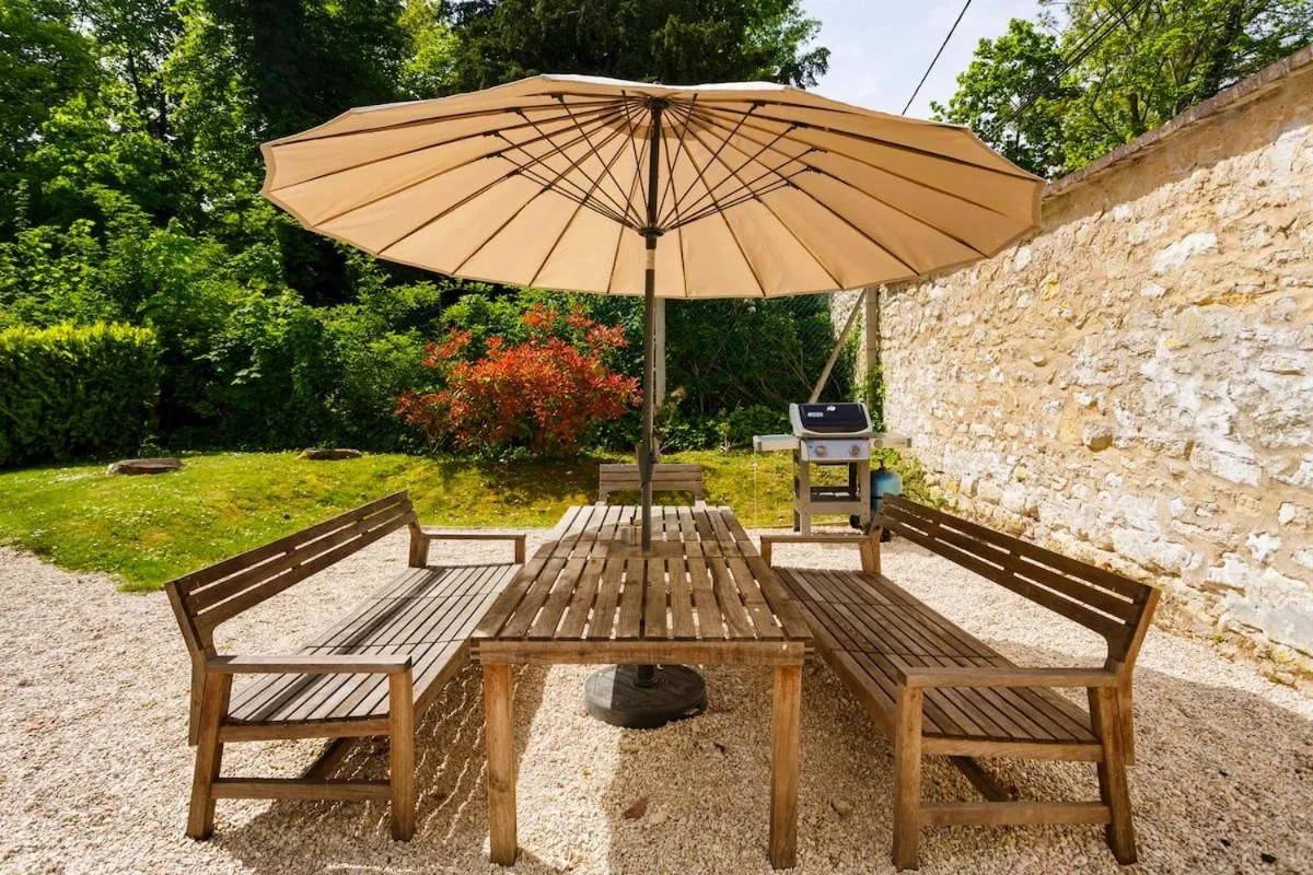 Patio in Le Château d Hardricourt