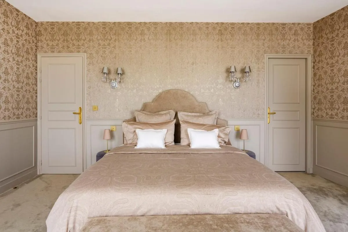 Bed in Le Château d Hardricourt