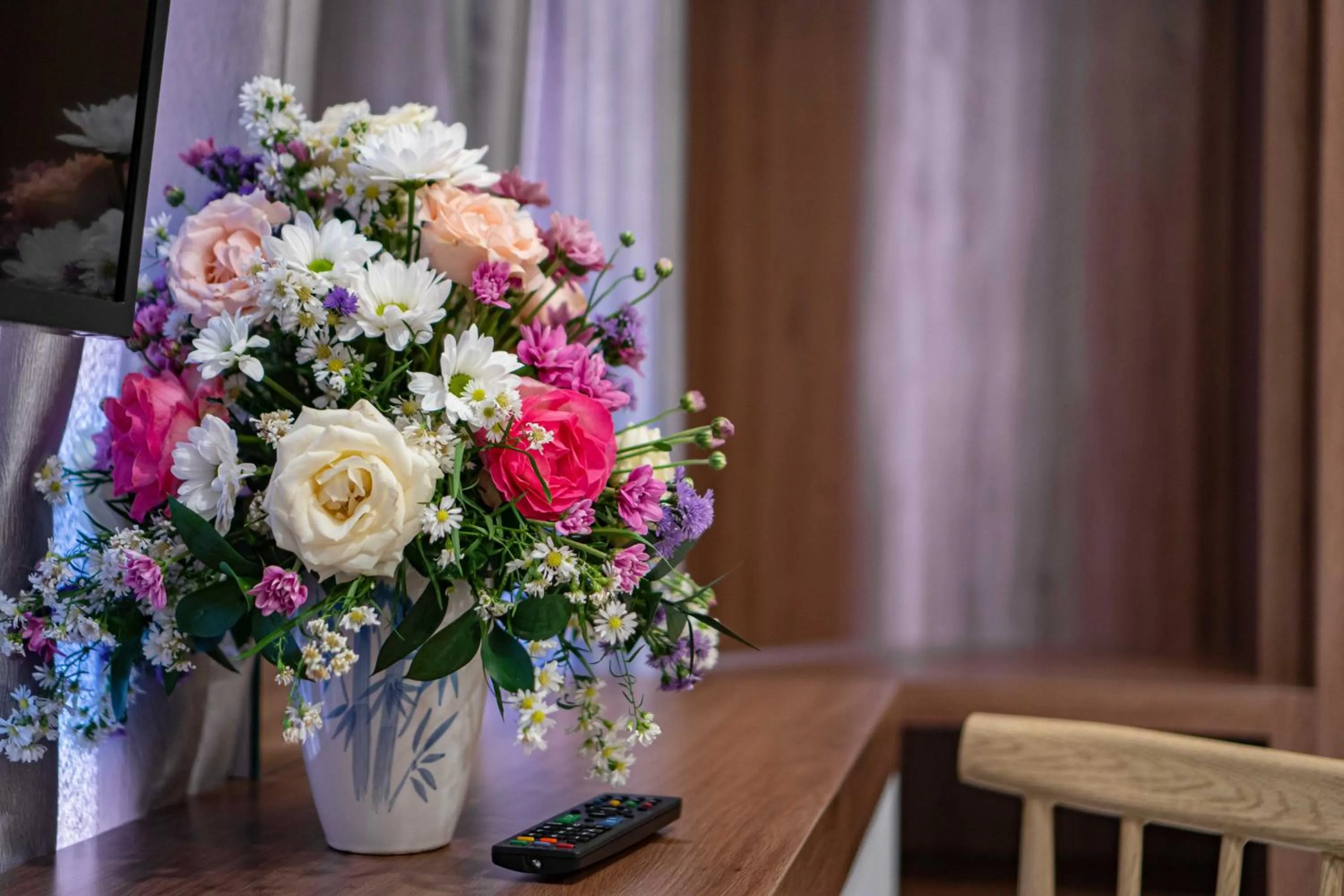 Decorative detail in Tree Homestay Mitra RedDoorz