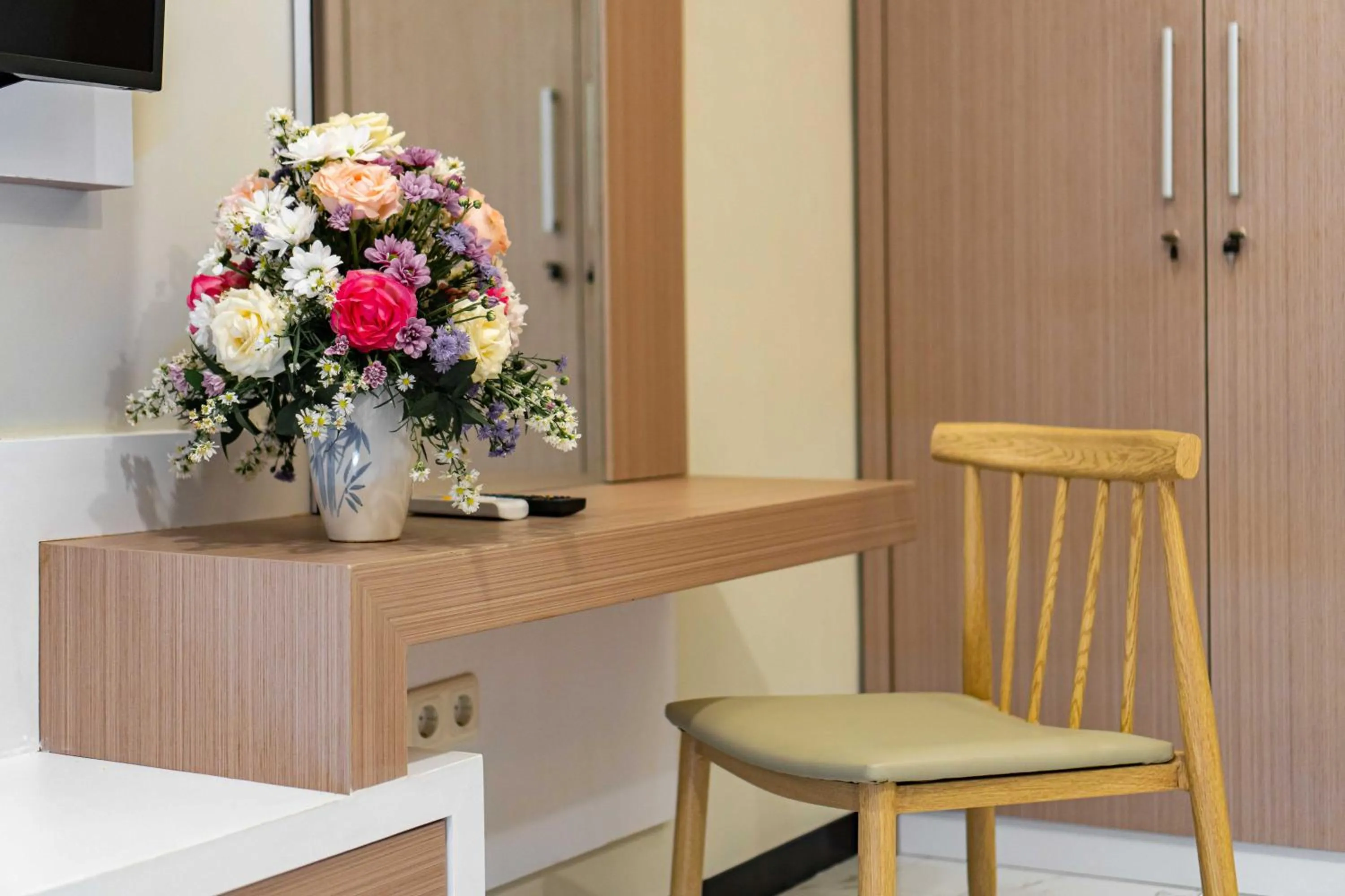 wardrobe in Tree Homestay Mitra RedDoorz