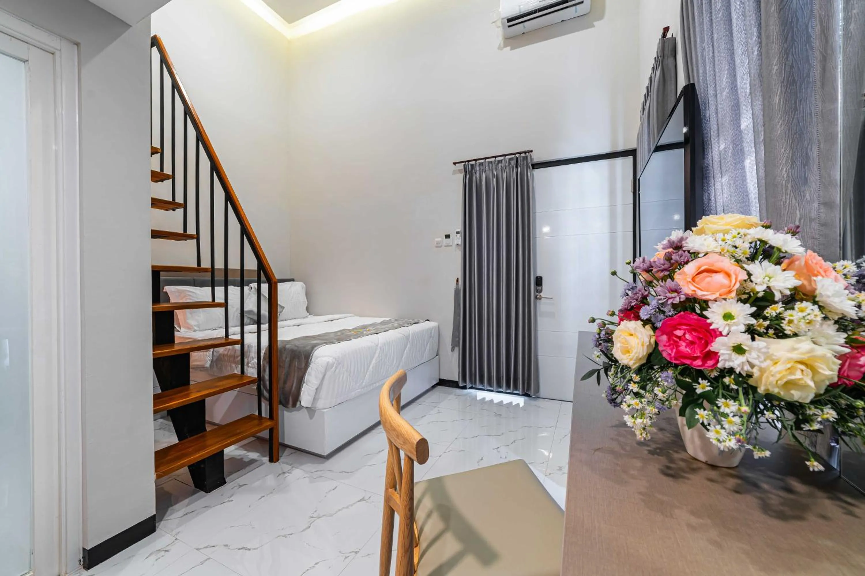 Bedroom, Bed in Tree Homestay Mitra RedDoorz