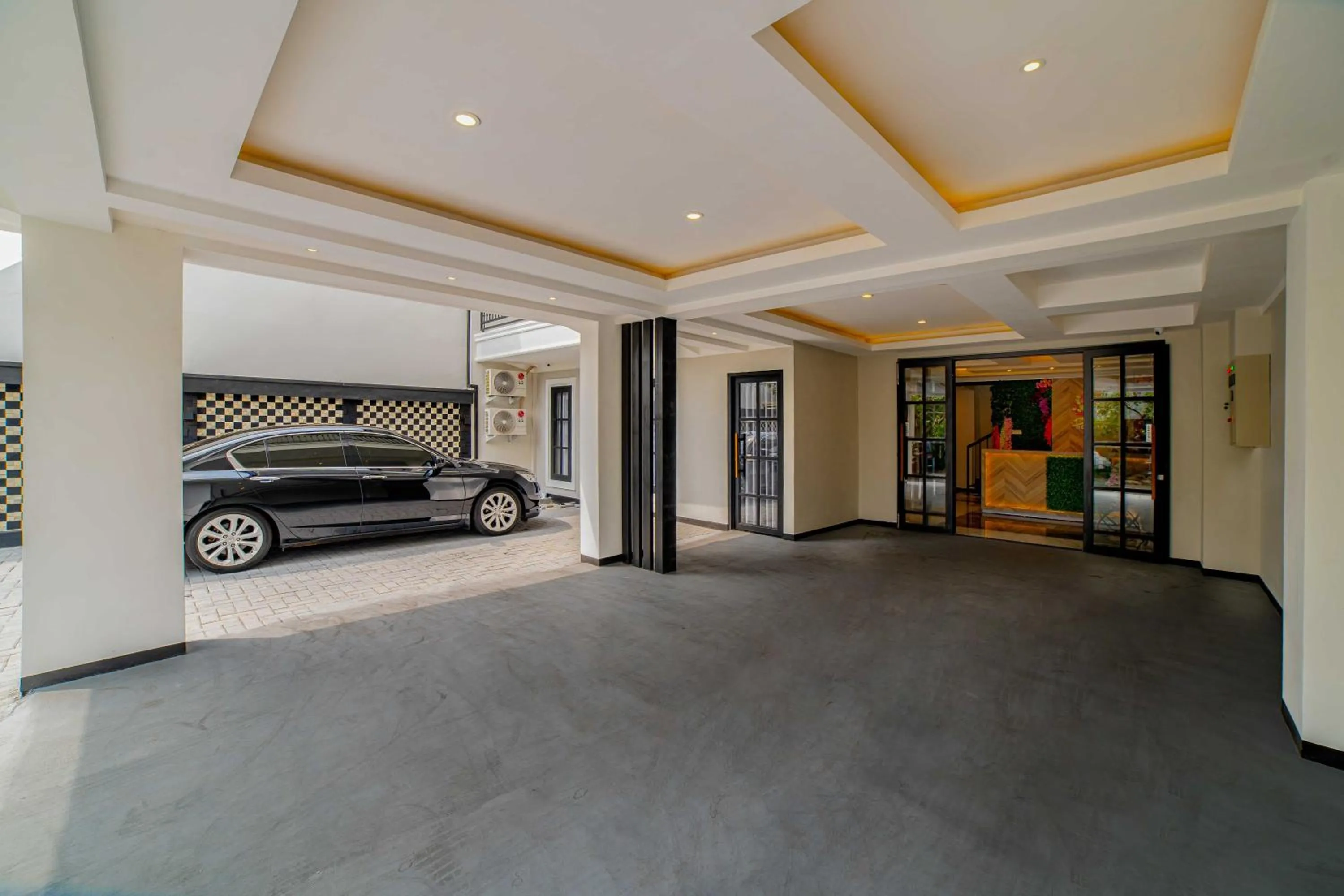 Parking in Tree Homestay Mitra RedDoorz