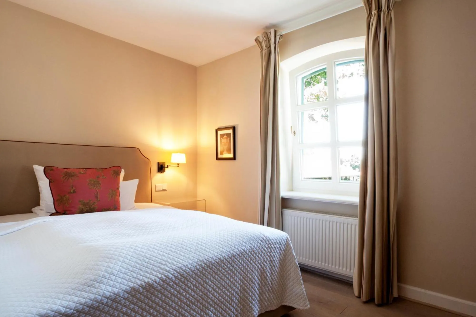 Photo of the whole room, Bed in Relais & Châteaux Gutshaus Stolpe