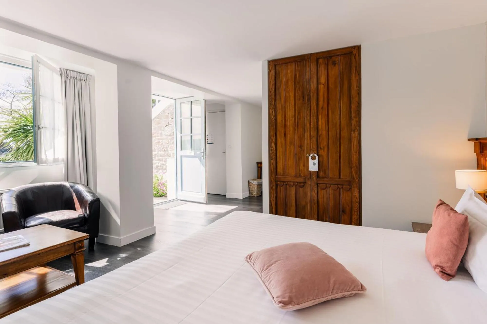 Balcony/Terrace, Bed in Hotel Restaurant Spa du Tumulus Carnac