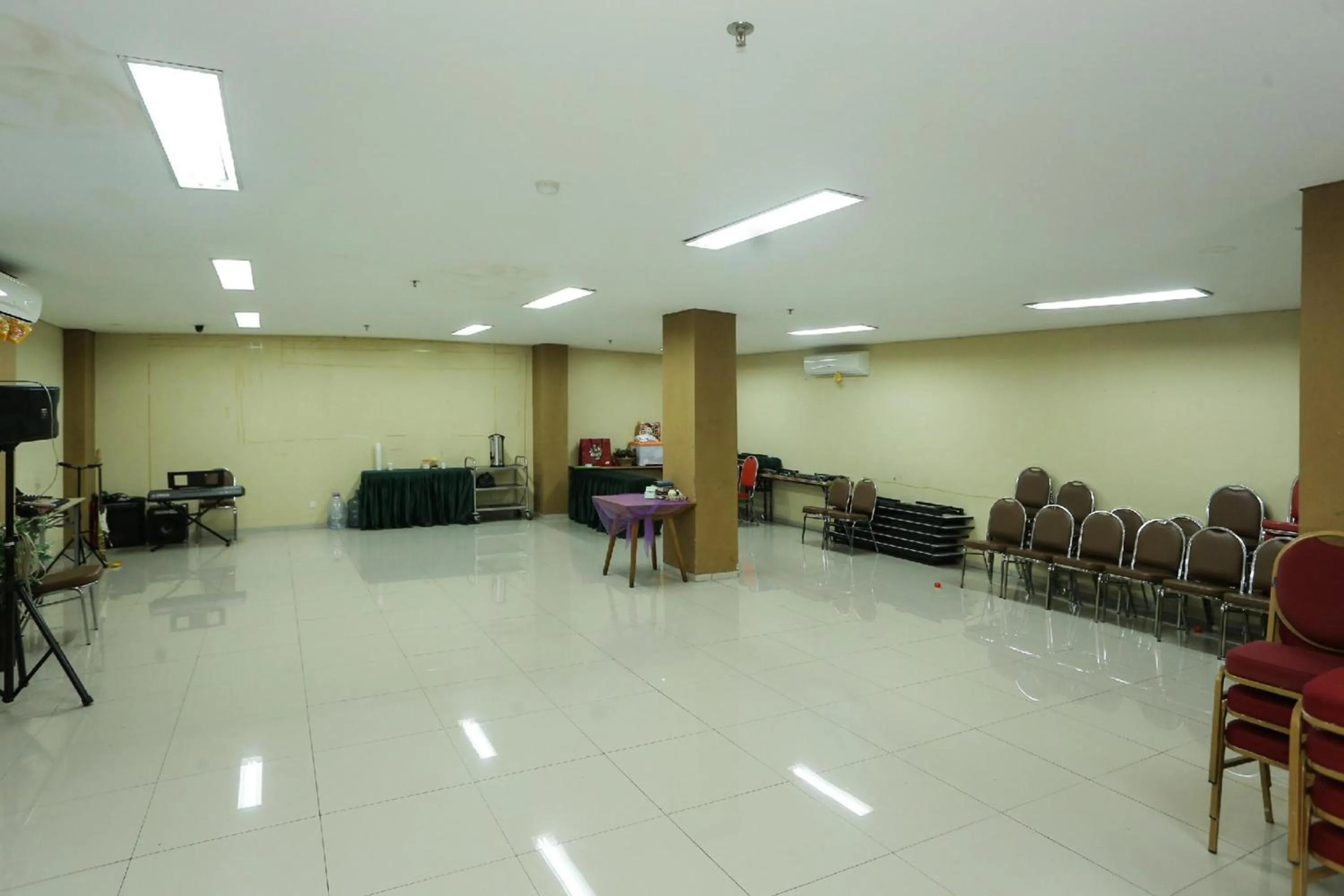 Banquet/Function facilities in Super OYO Townhouse OAK Hotel Fiducia Pondok Gede
