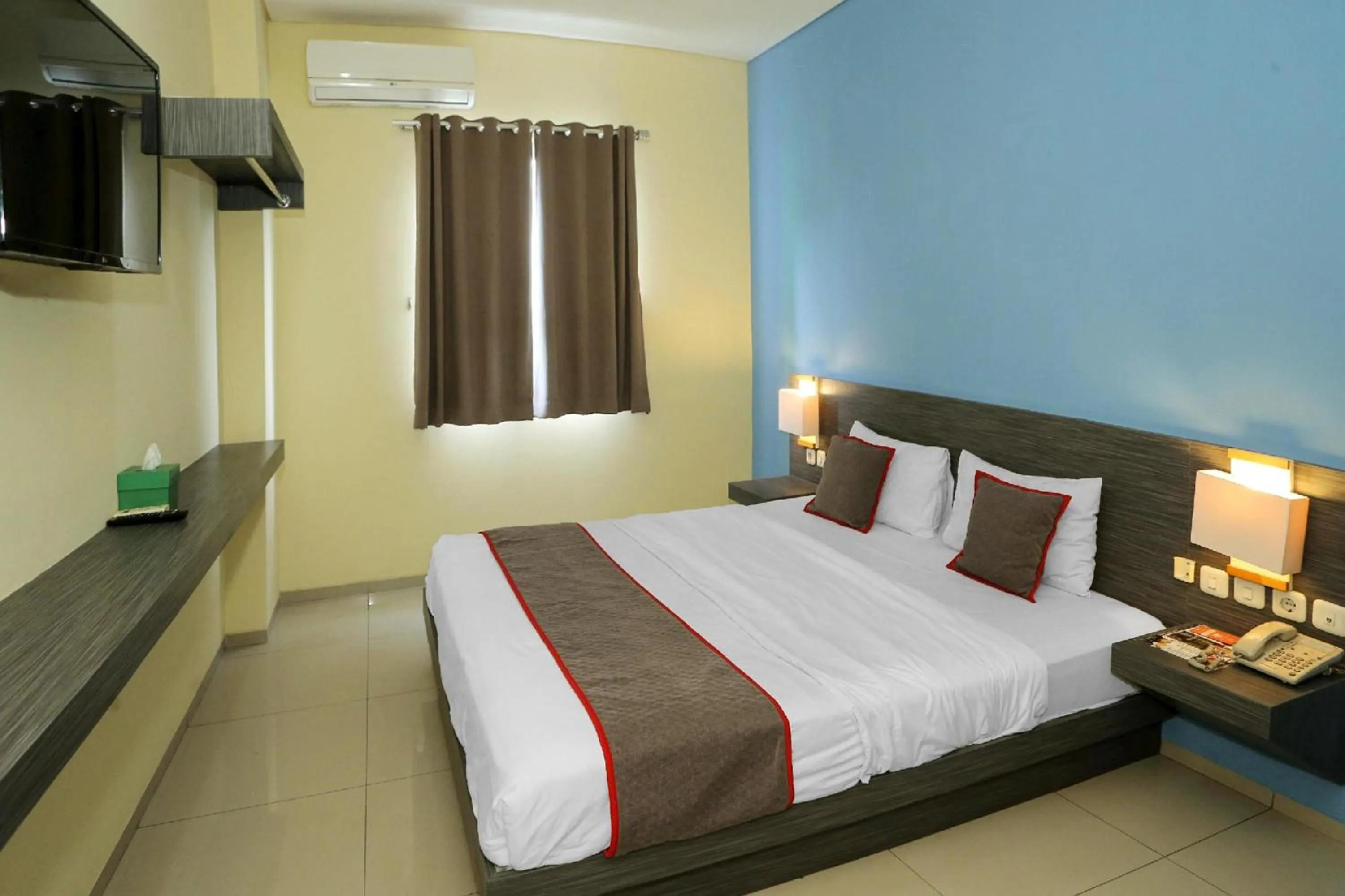 View (from property/room), Bed in Super OYO Townhouse OAK Hotel Fiducia Pondok Gede