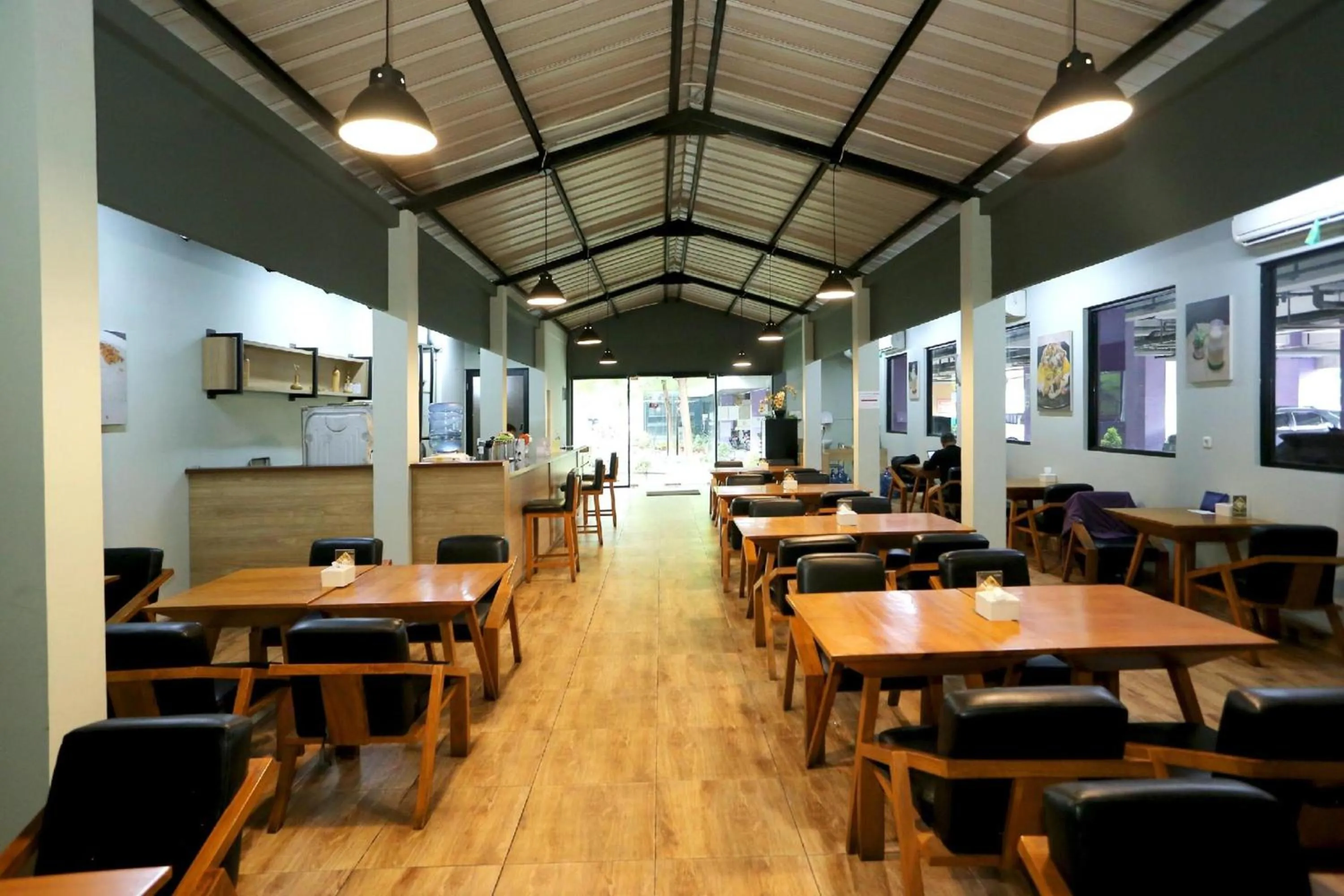 Restaurant/places to eat in Super OYO Townhouse OAK Hotel Fiducia Pondok Gede