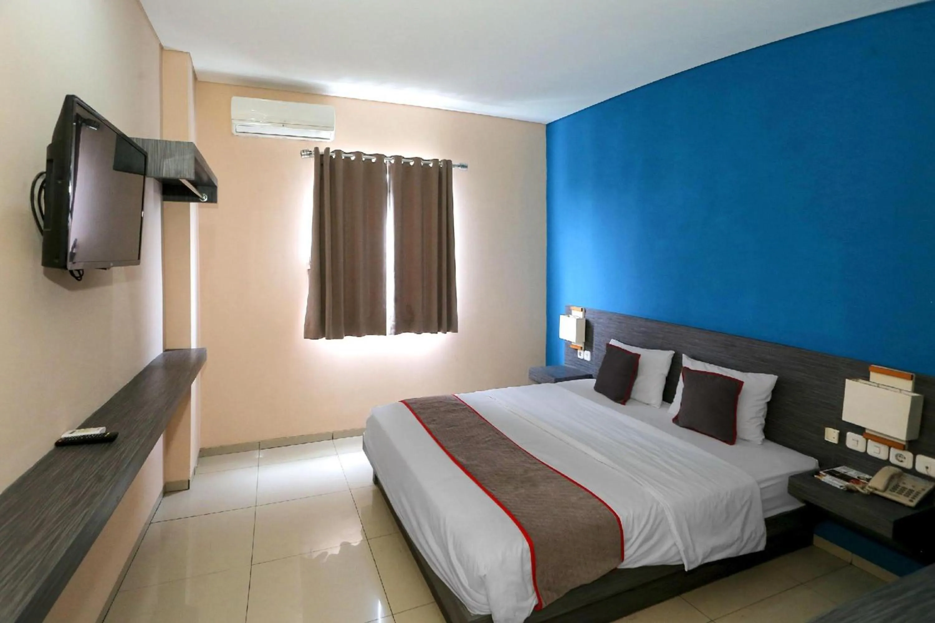 Photo of the whole room, Bed in Super OYO Townhouse OAK Hotel Fiducia Pondok Gede
