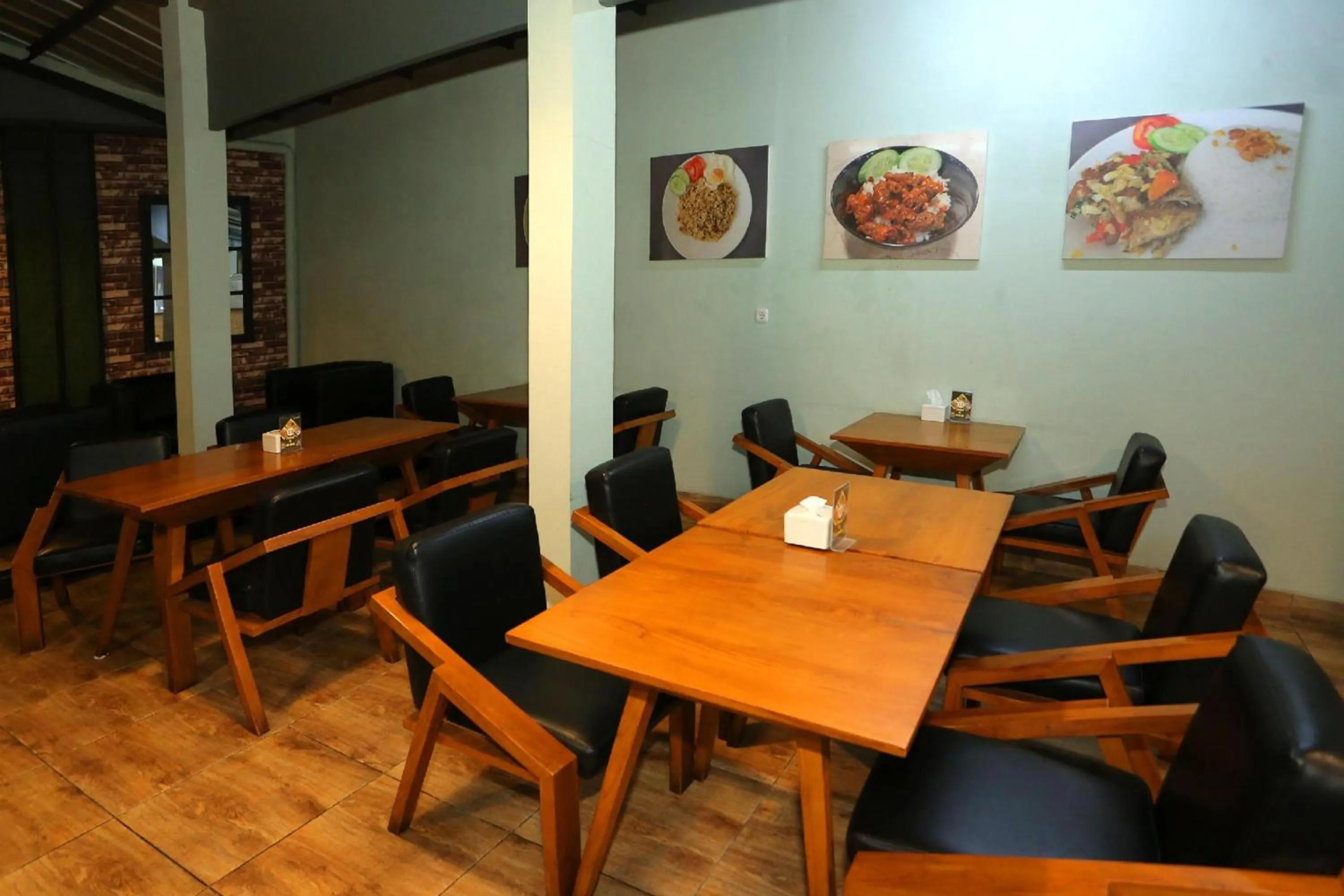 Restaurant/places to eat in Super OYO Townhouse OAK Hotel Fiducia Pondok Gede