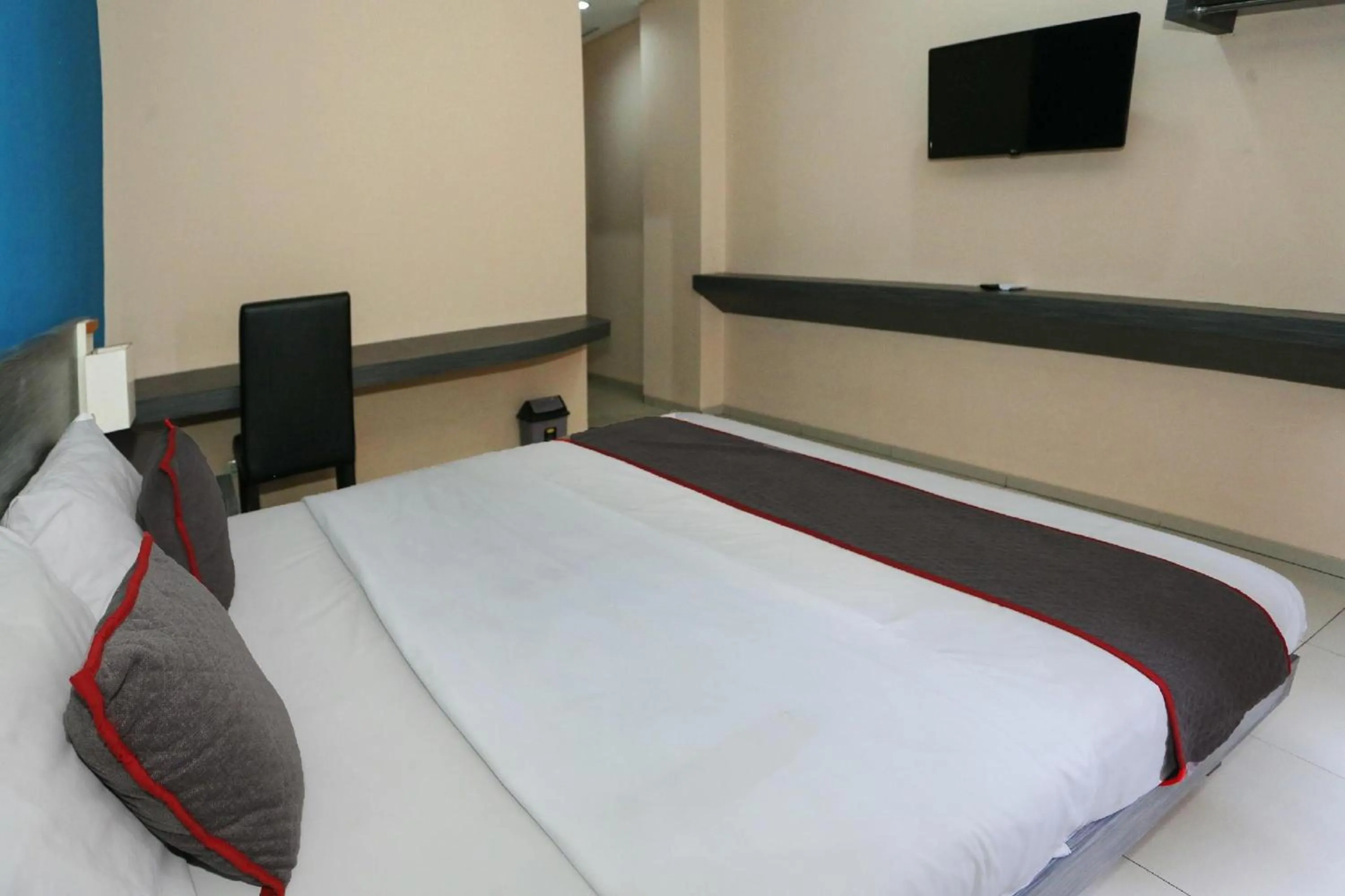 Photo of the whole room, Bed in Super OYO Townhouse OAK Hotel Fiducia Pondok Gede