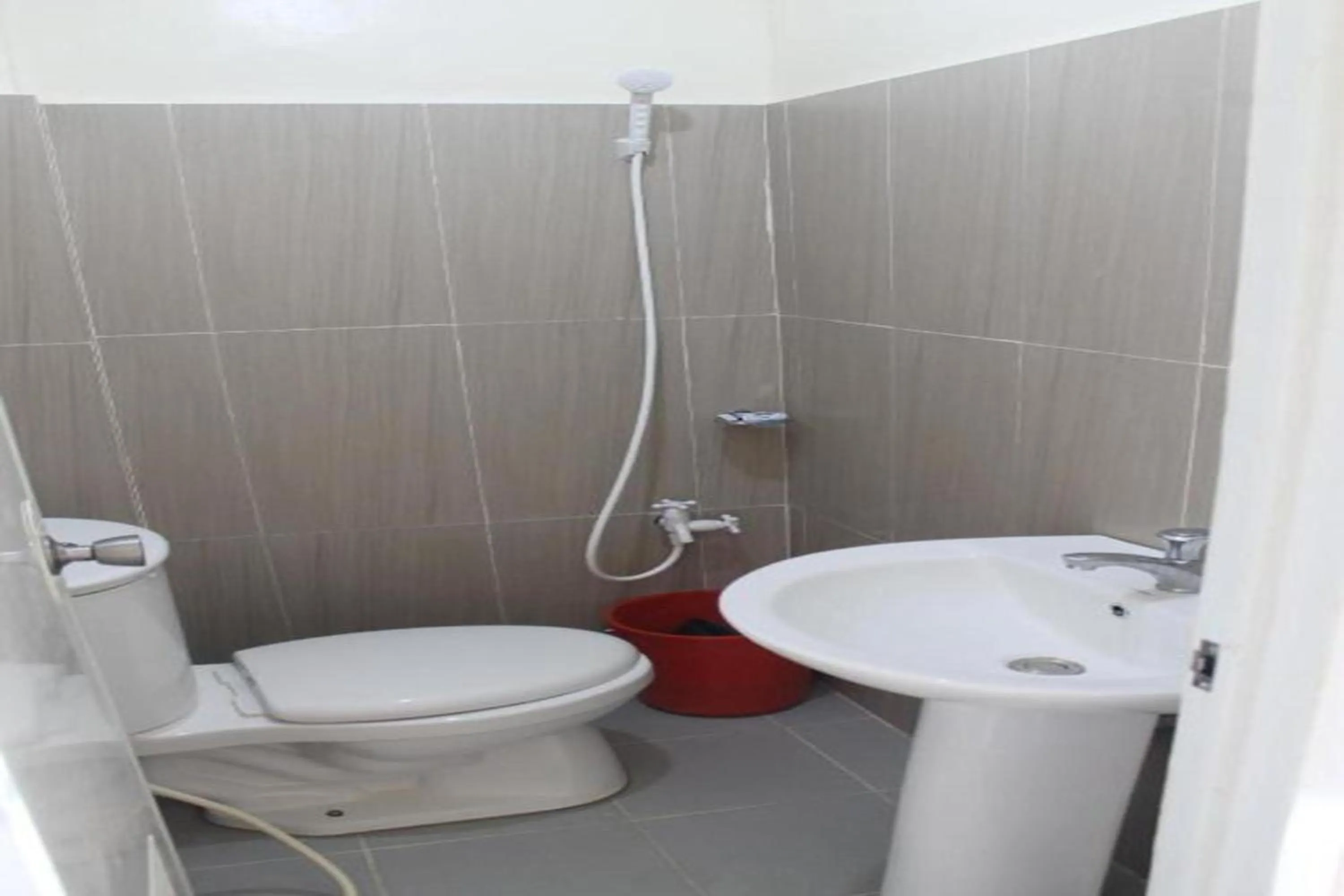 Bathroom in Super OYO Townhouse OAK Hotel Fiducia Pondok Gede