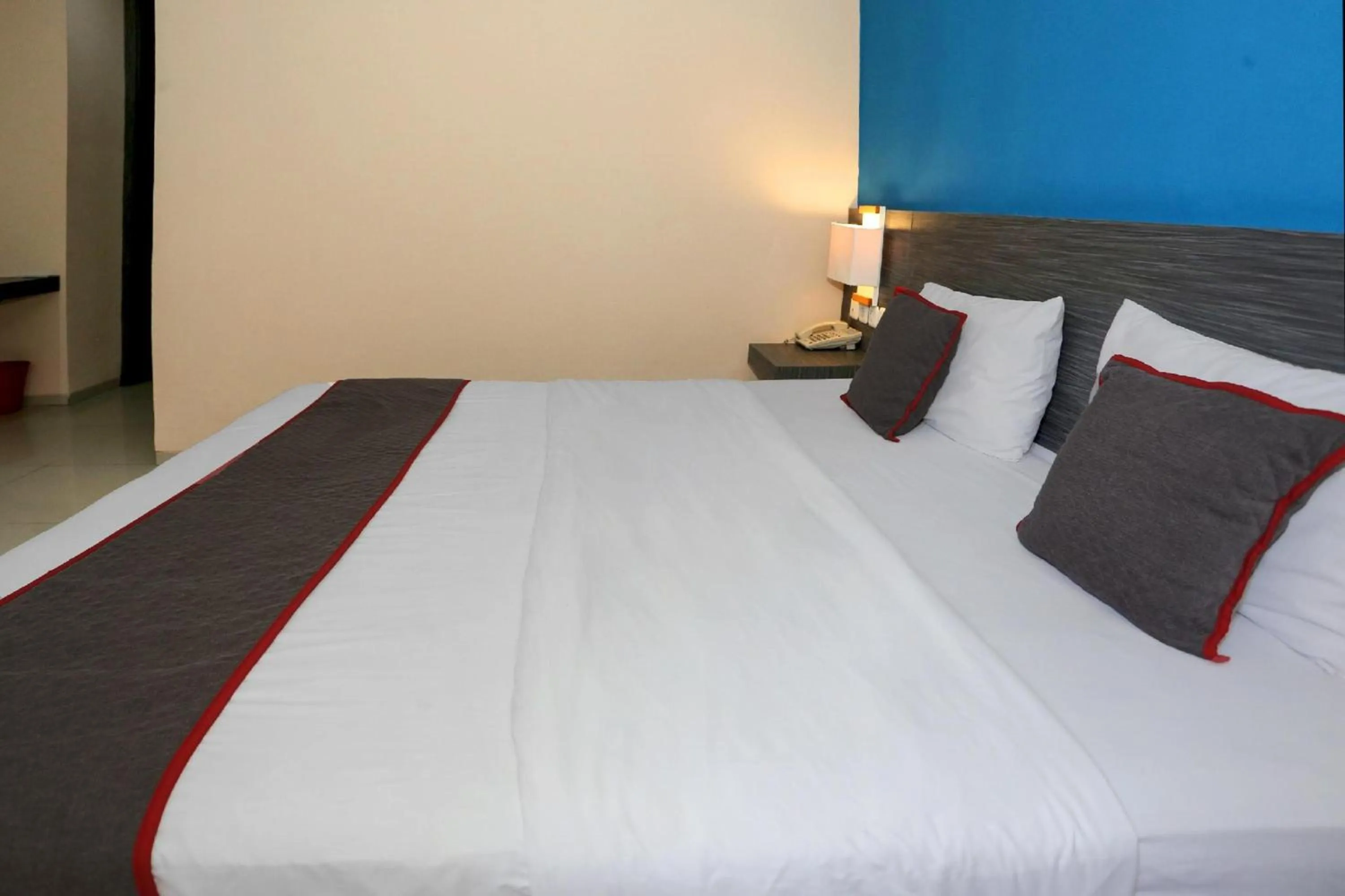 Photo of the whole room, Bed in Super OYO Townhouse OAK Hotel Fiducia Pondok Gede