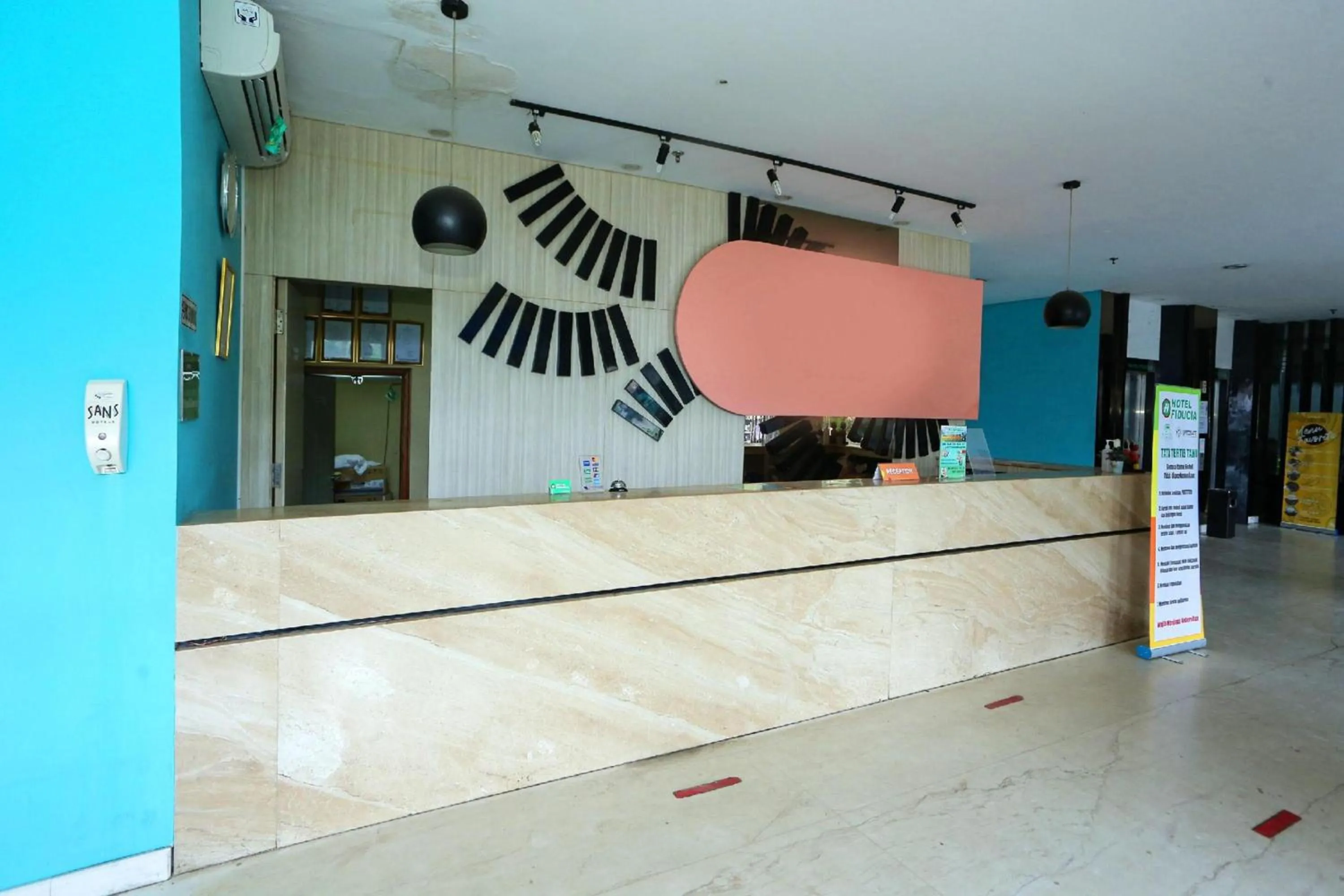 Lobby or reception in Super OYO Townhouse OAK Hotel Fiducia Pondok Gede